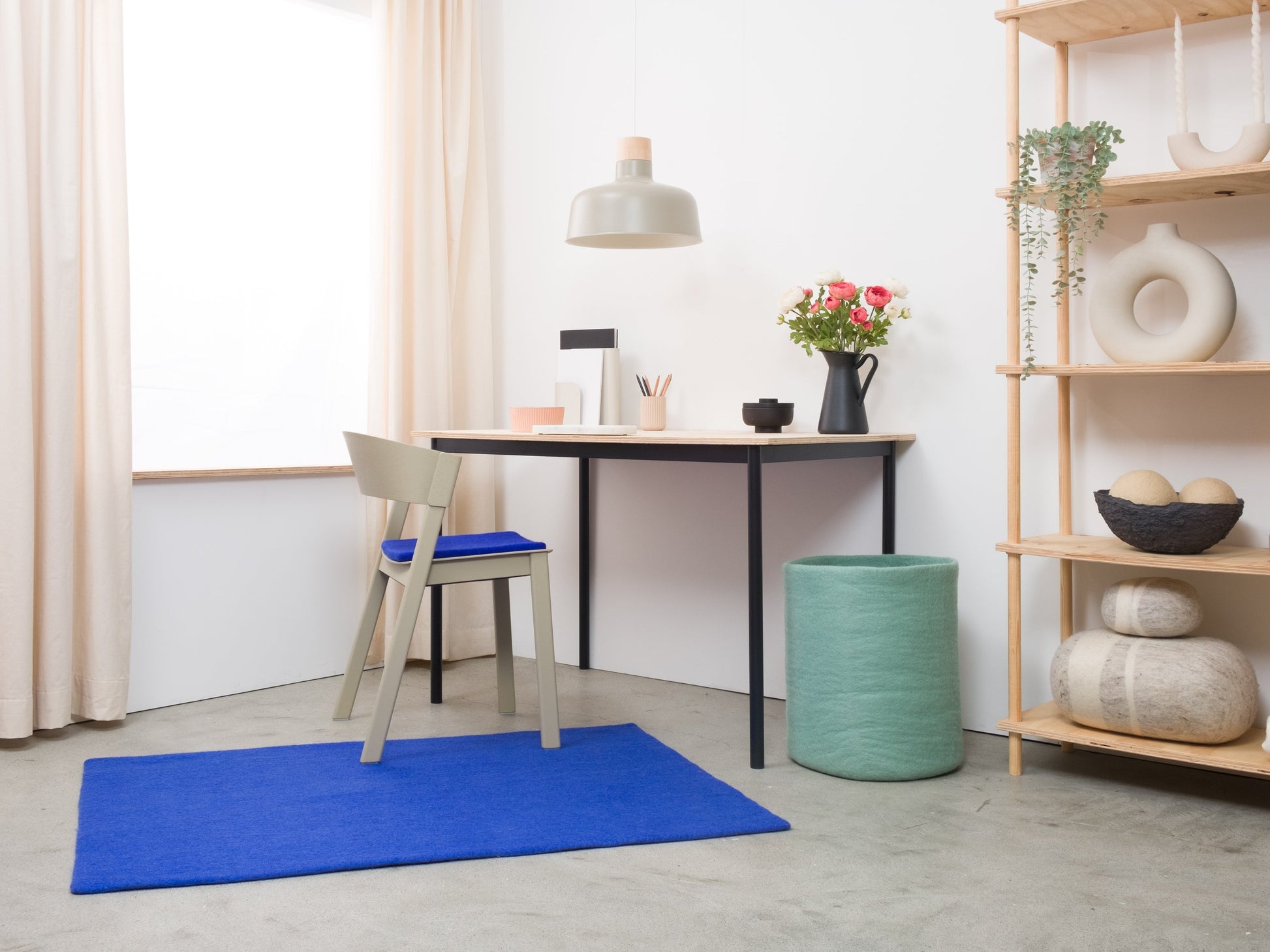 myfelt Isa Filzkugelteppich Blau aus Schurwolle – Bild 11