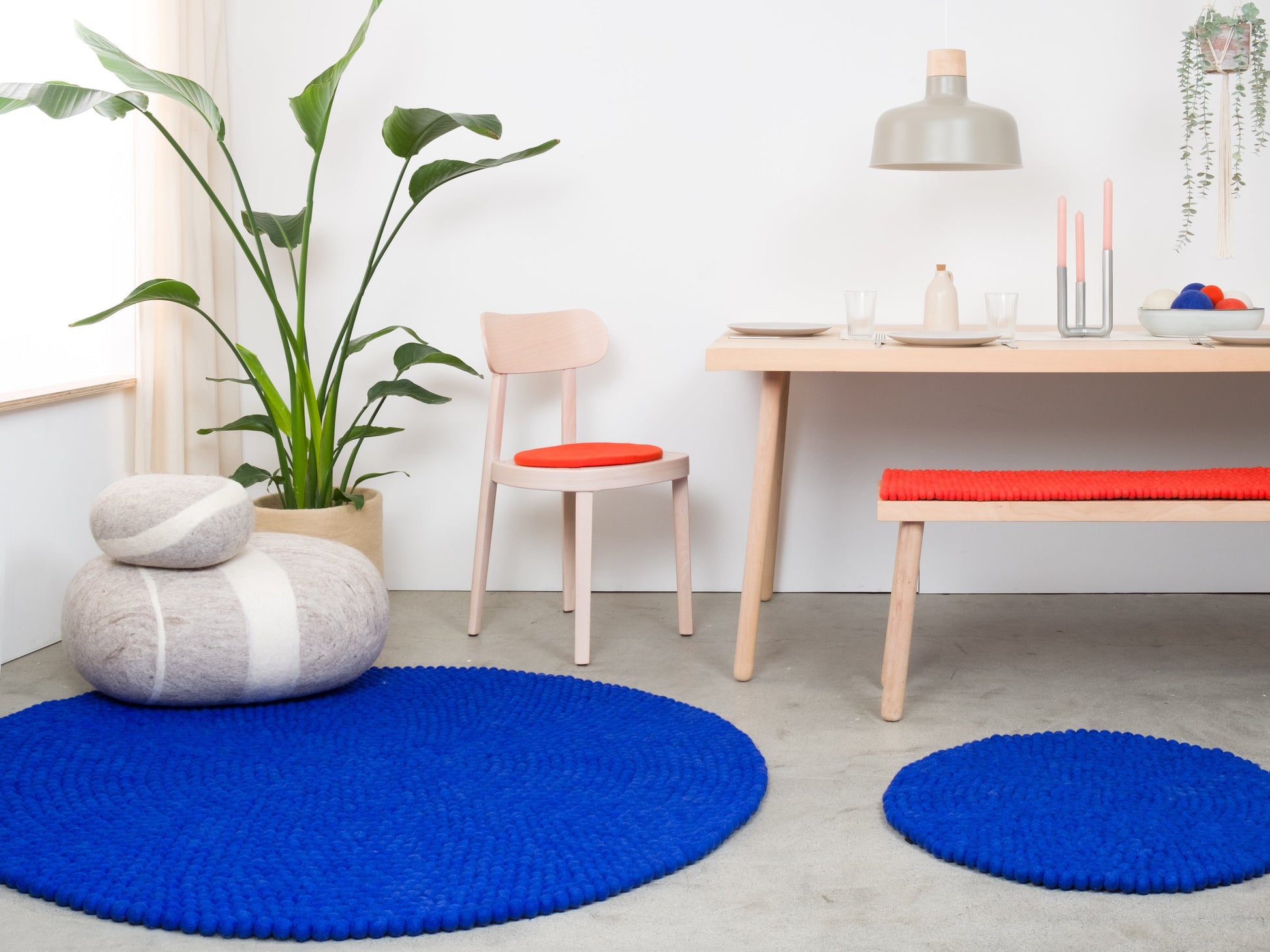 myfelt Isa Filzkugelteppich Blau aus Schurwolle – Bild 11