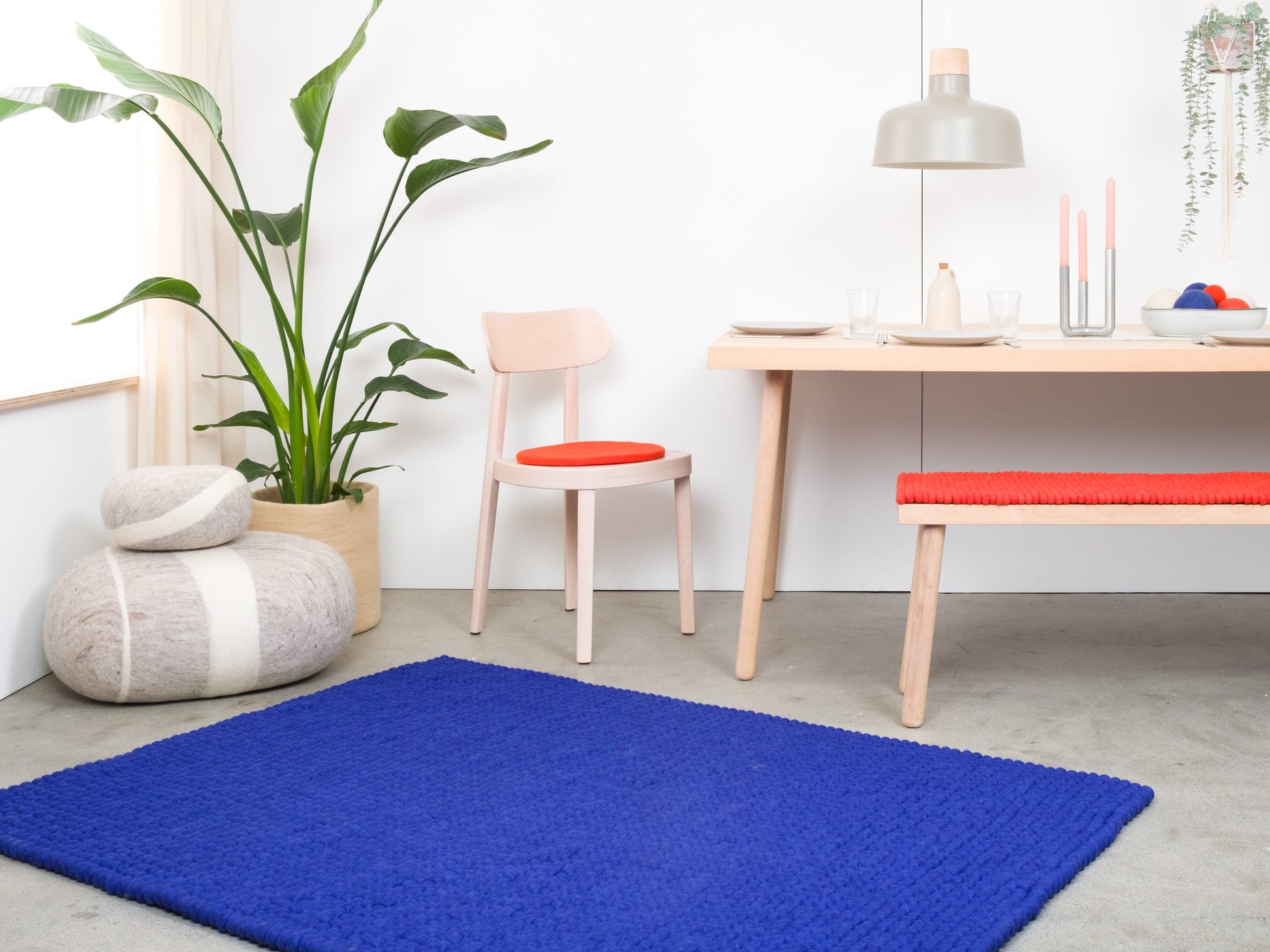 myfelt Isa Filzkugelteppich Blau aus Schurwolle – Bild 8
