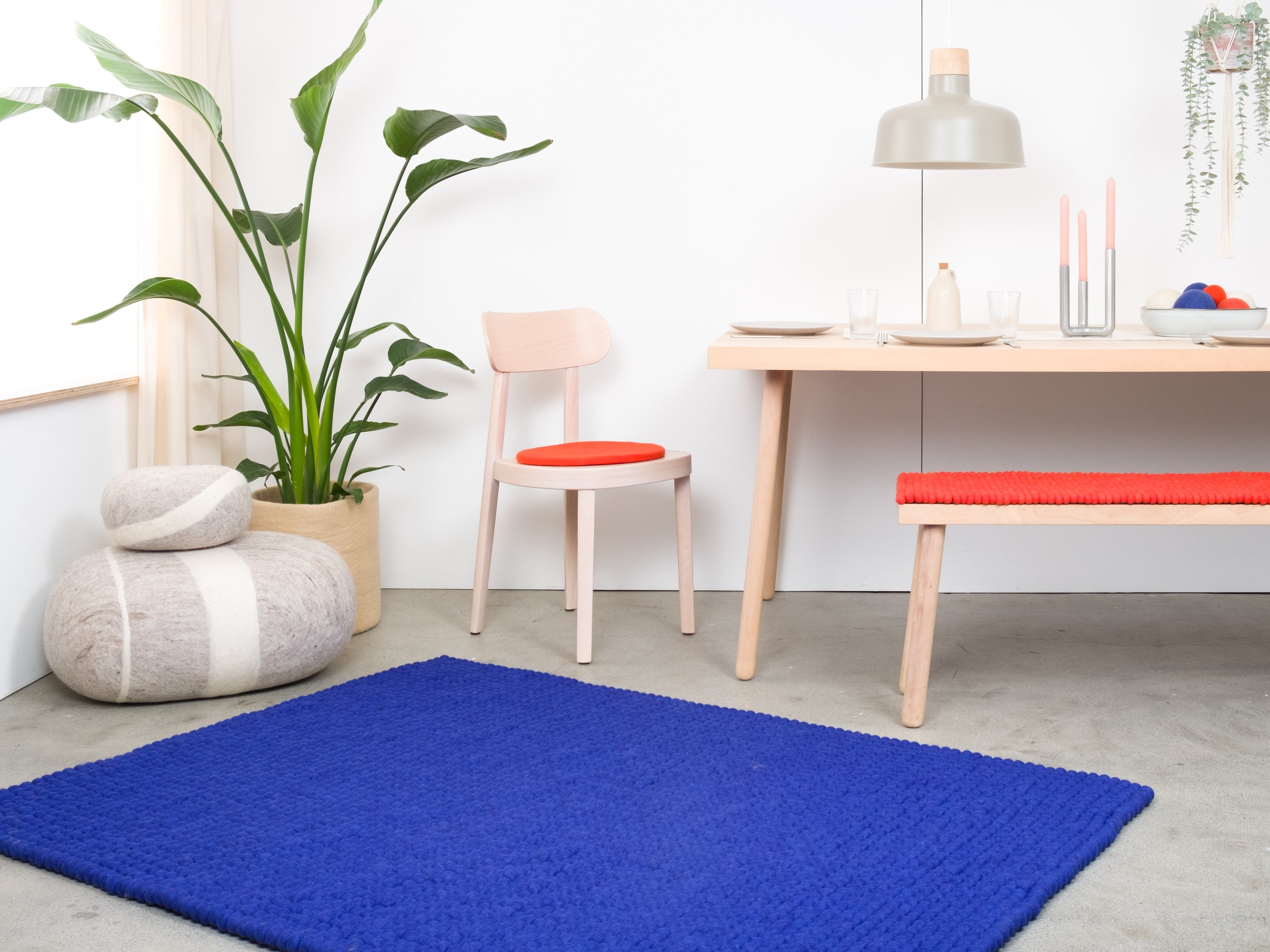 myfelt Isa Filzkugelteppich Blau aus Schurwolle – Bild 8