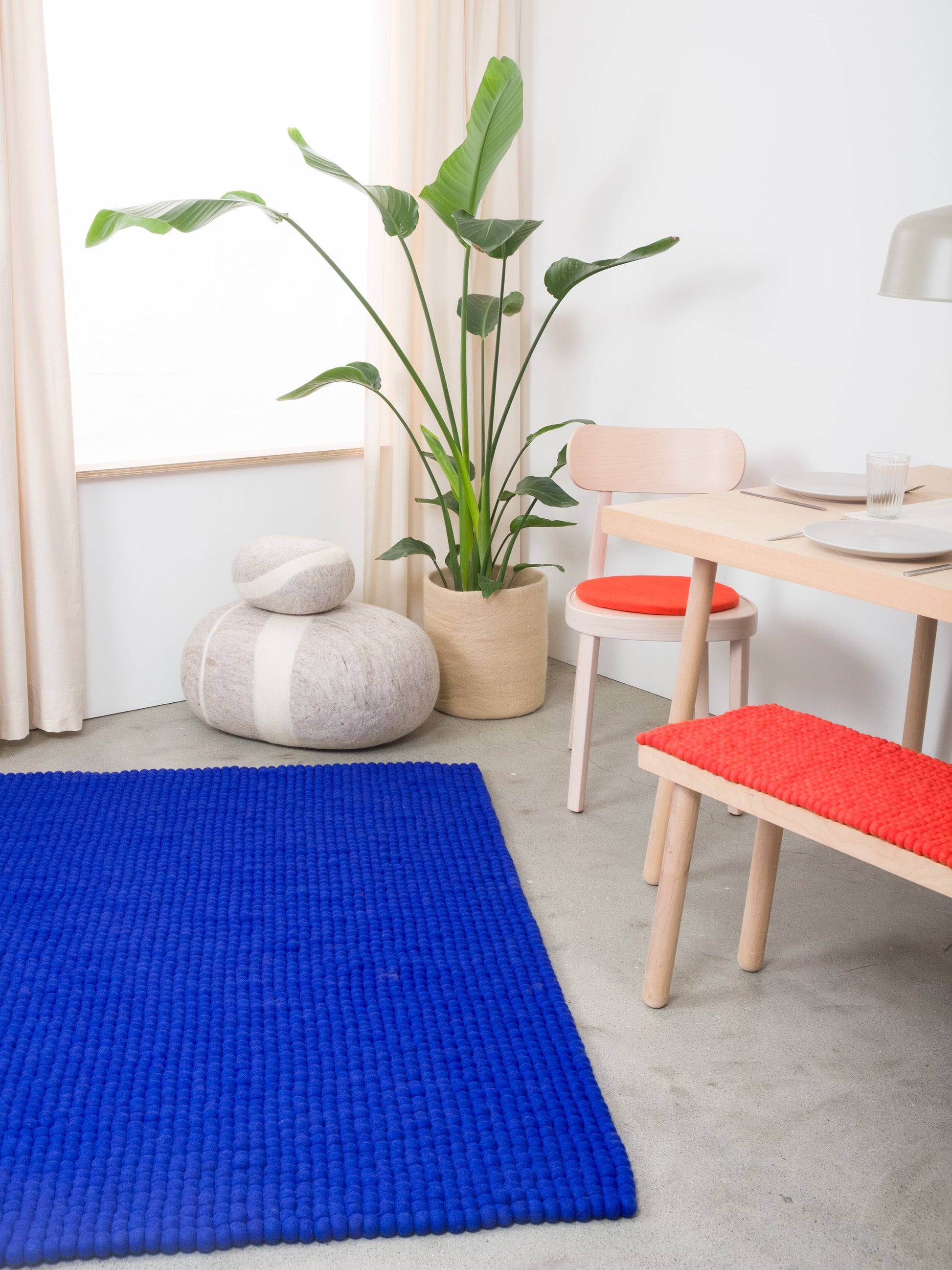 myfelt Isa Filzkugelteppich Blau aus Schurwolle – Bild 2