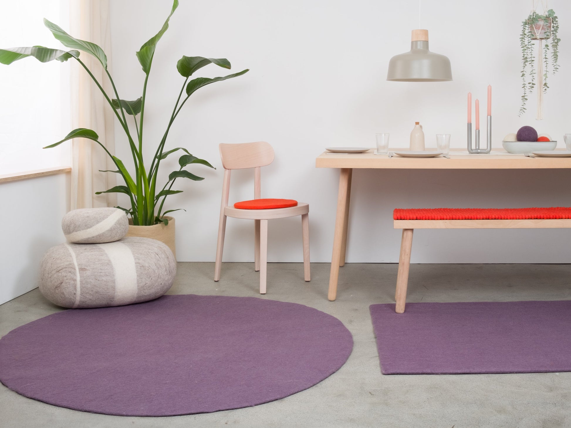 myfelt Frida Filzkugelteppich Blau, Rot, Lila aus Schurwolle – Bild 3