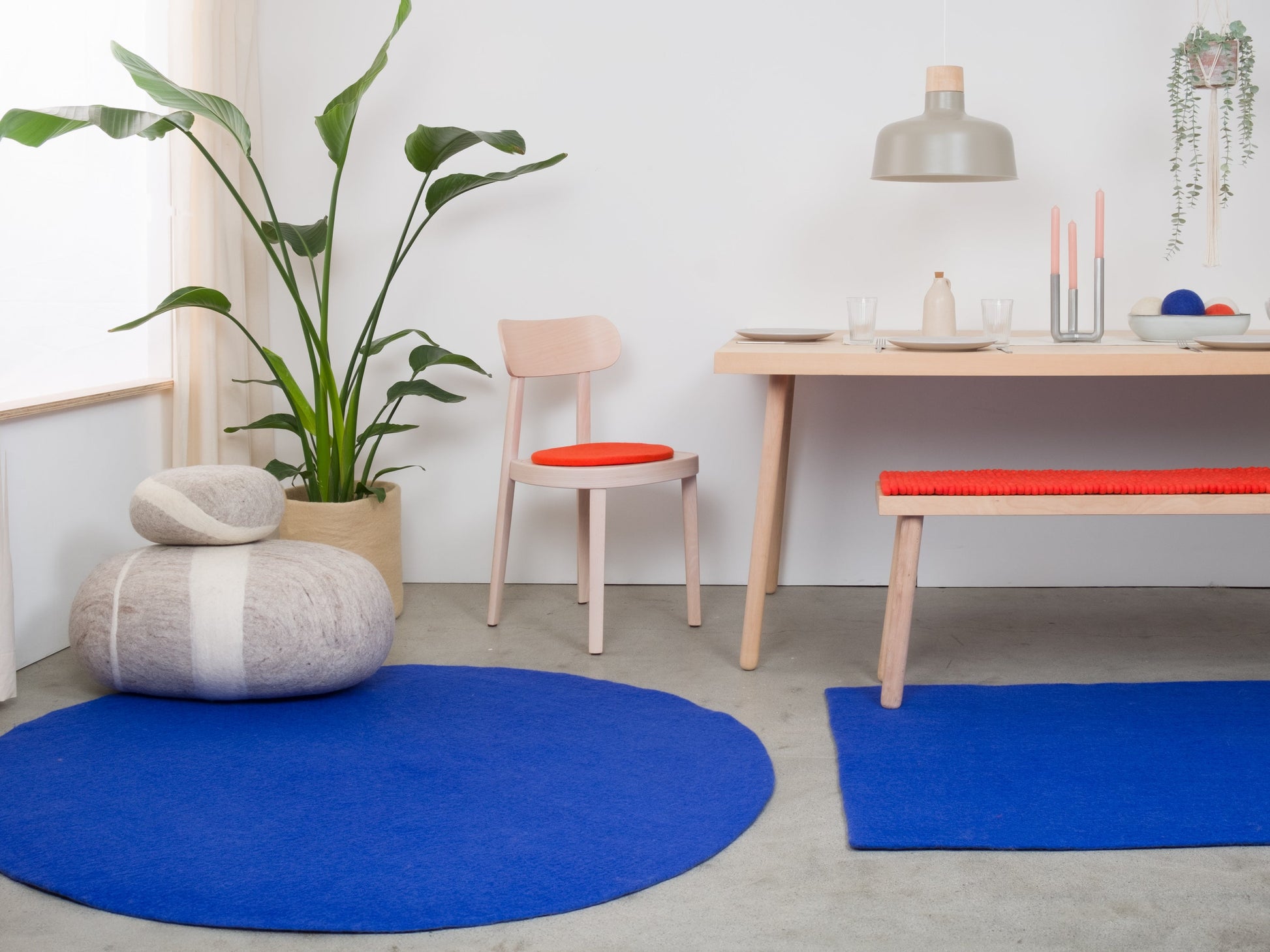 myfelt Isa Filzkugelteppich Blau aus Schurwolle – Bild 5