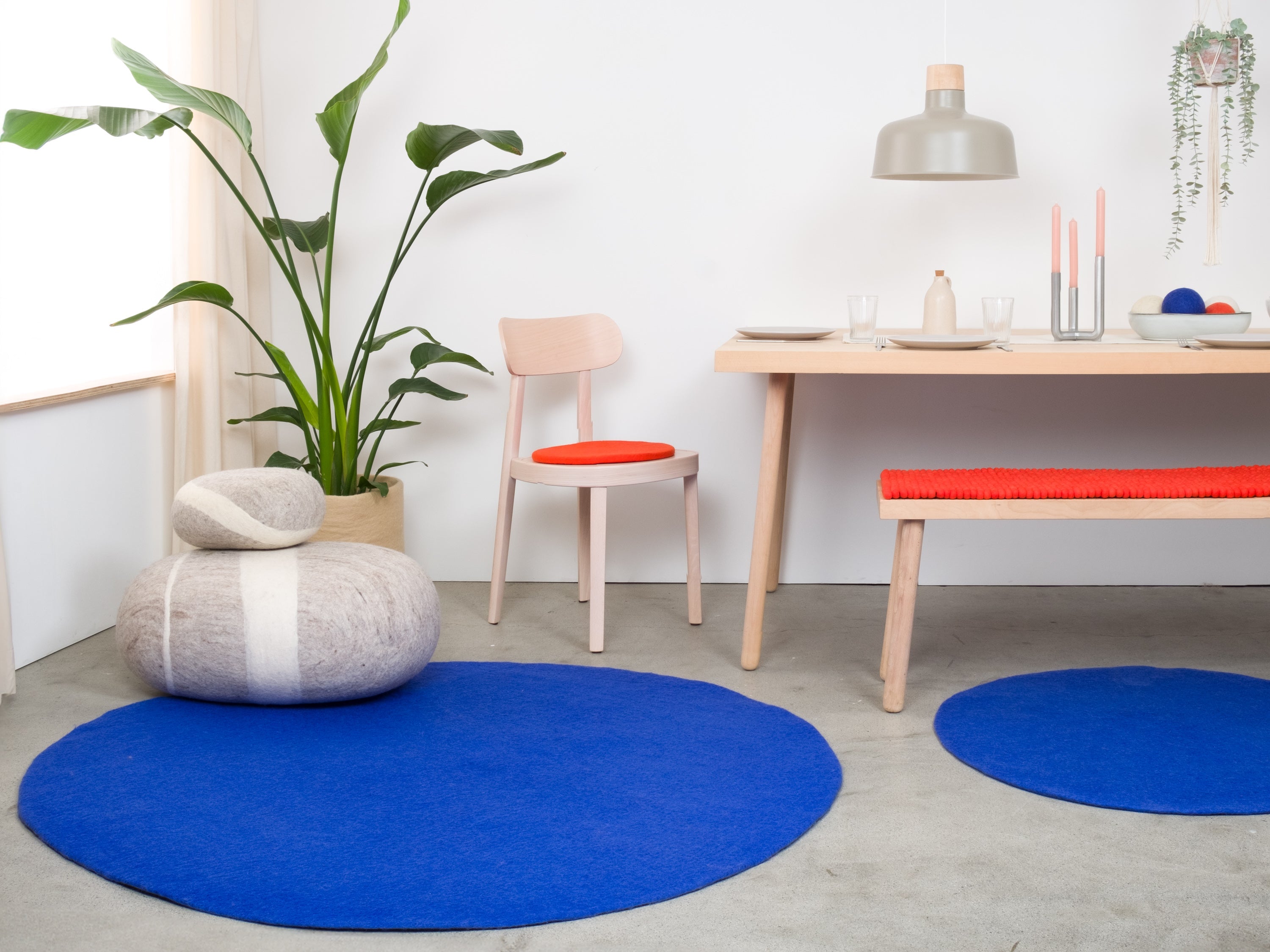 myfelt Isa Filzkugelteppich Blau aus Schurwolle – Bild 6