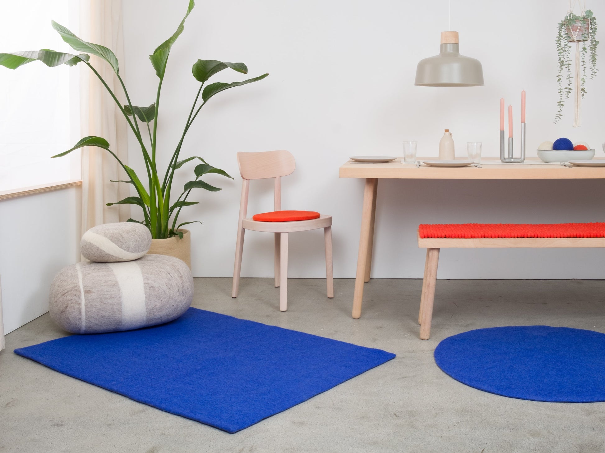 myfelt Isa Filzkugelteppich Blau aus Schurwolle – Bild 5