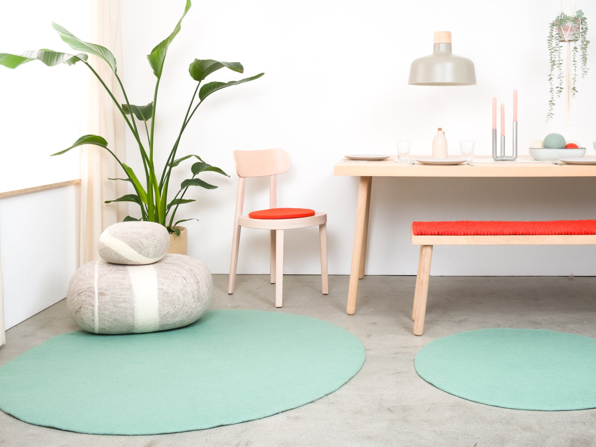 myfelt Fine Filzkugelteppich Blau aus Schurwolle – Bild 9