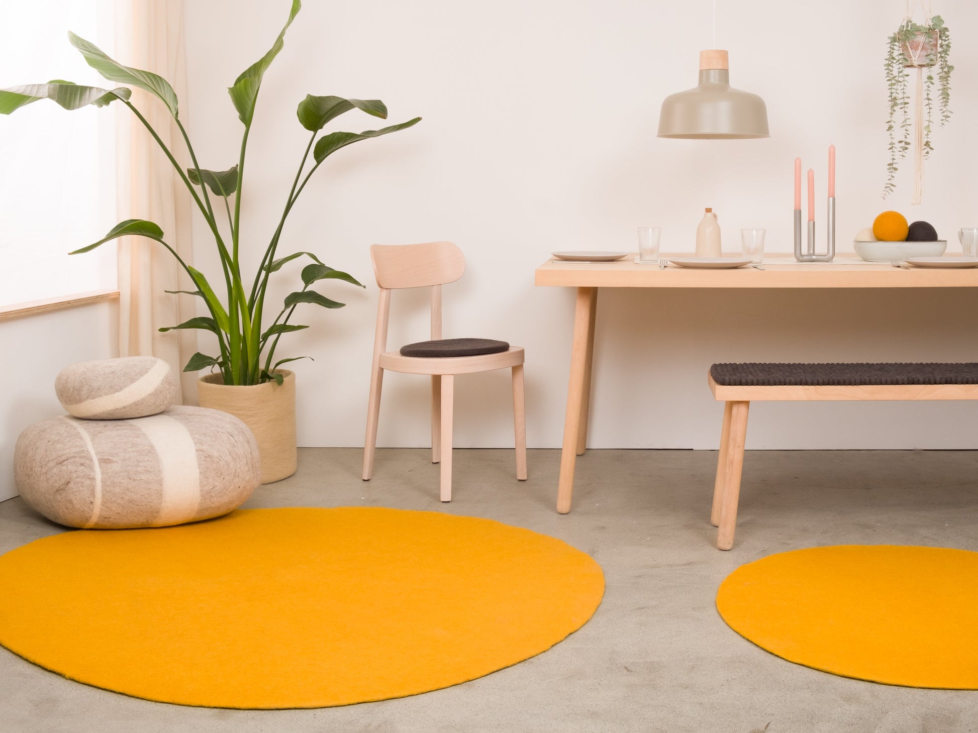 myfelt Risa Filzkugelteppich Gelb aus Schurwolle – Bild 9