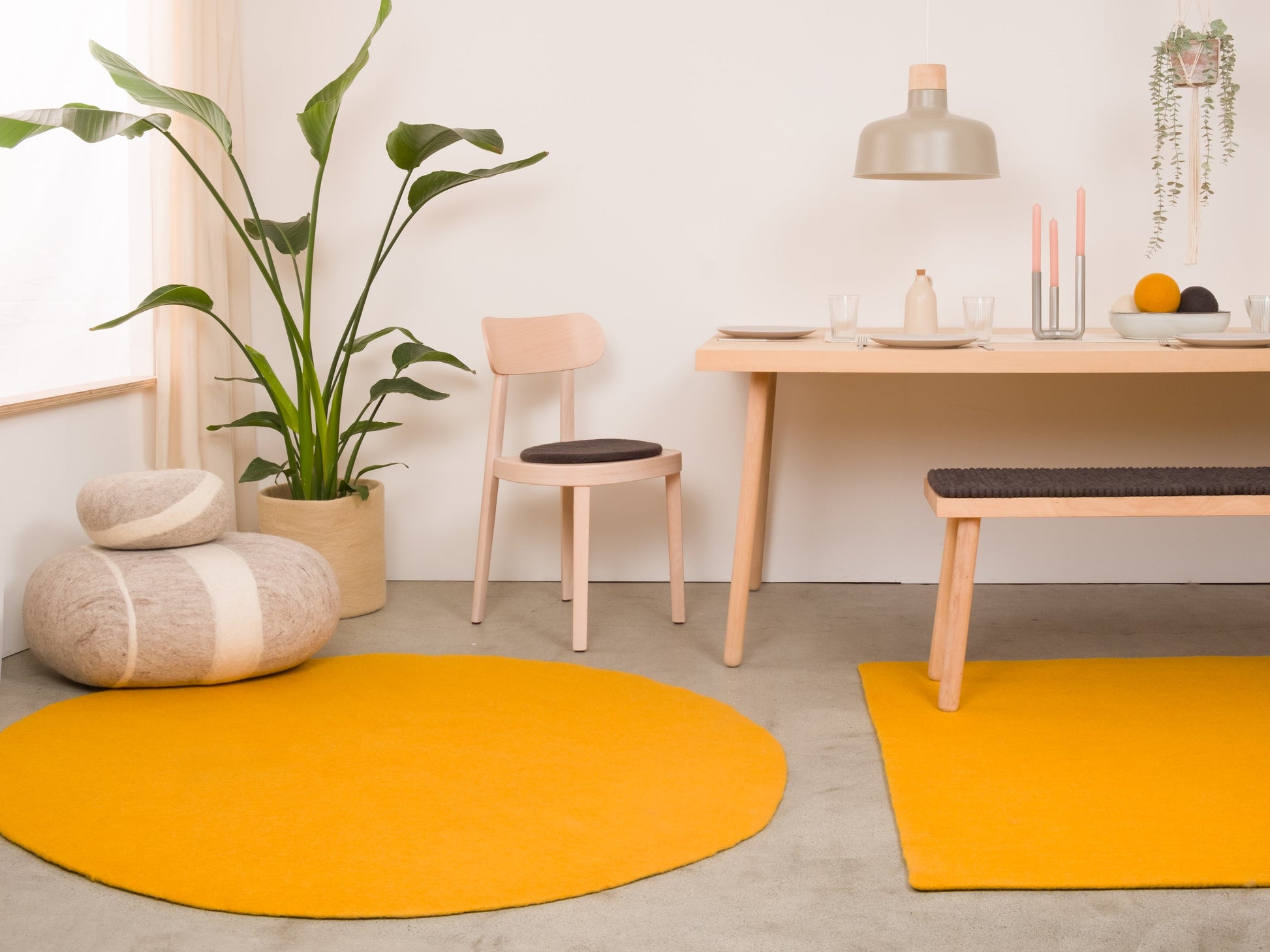 myfelt Risa Filzkugelteppich Gelb aus Schurwolle – Bild 6