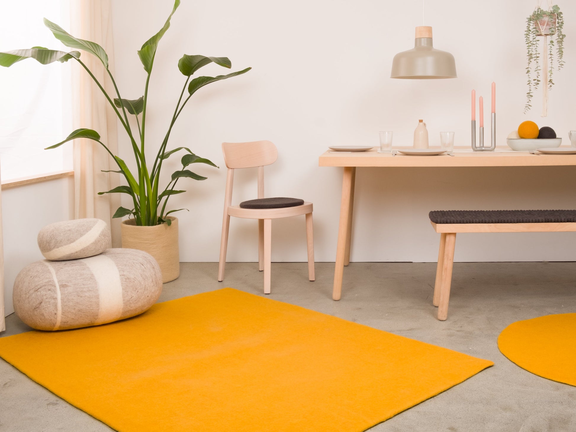myfelt Risa Filzkugelteppich Gelb aus Schurwolle – Bild 2