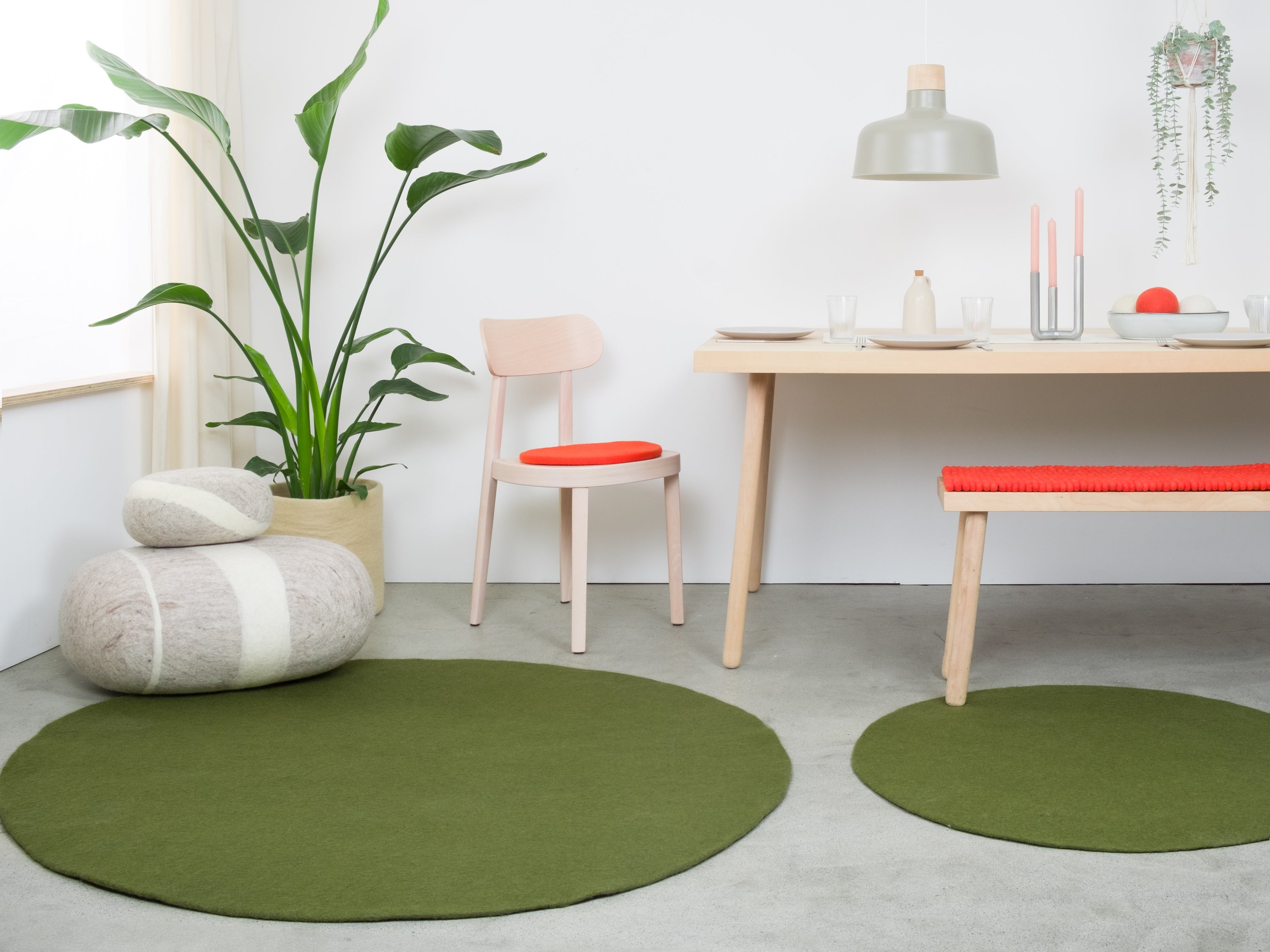 myfelt Jost Filzkugelteppich Grün aus Schurwolle – Bild 2