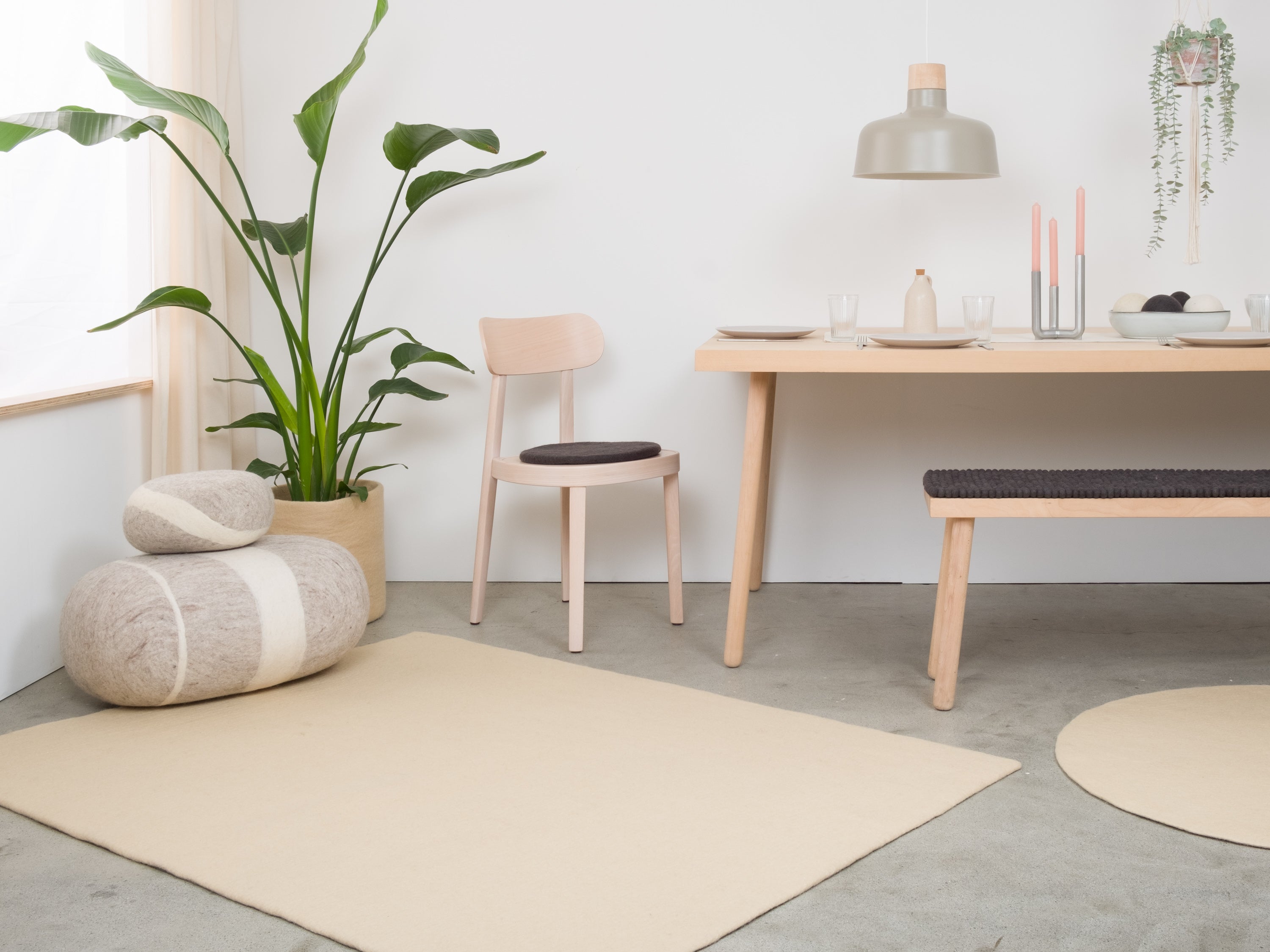 myfelt Levi Filzkugelteppich Beige aus Schurwolle – Bild 7