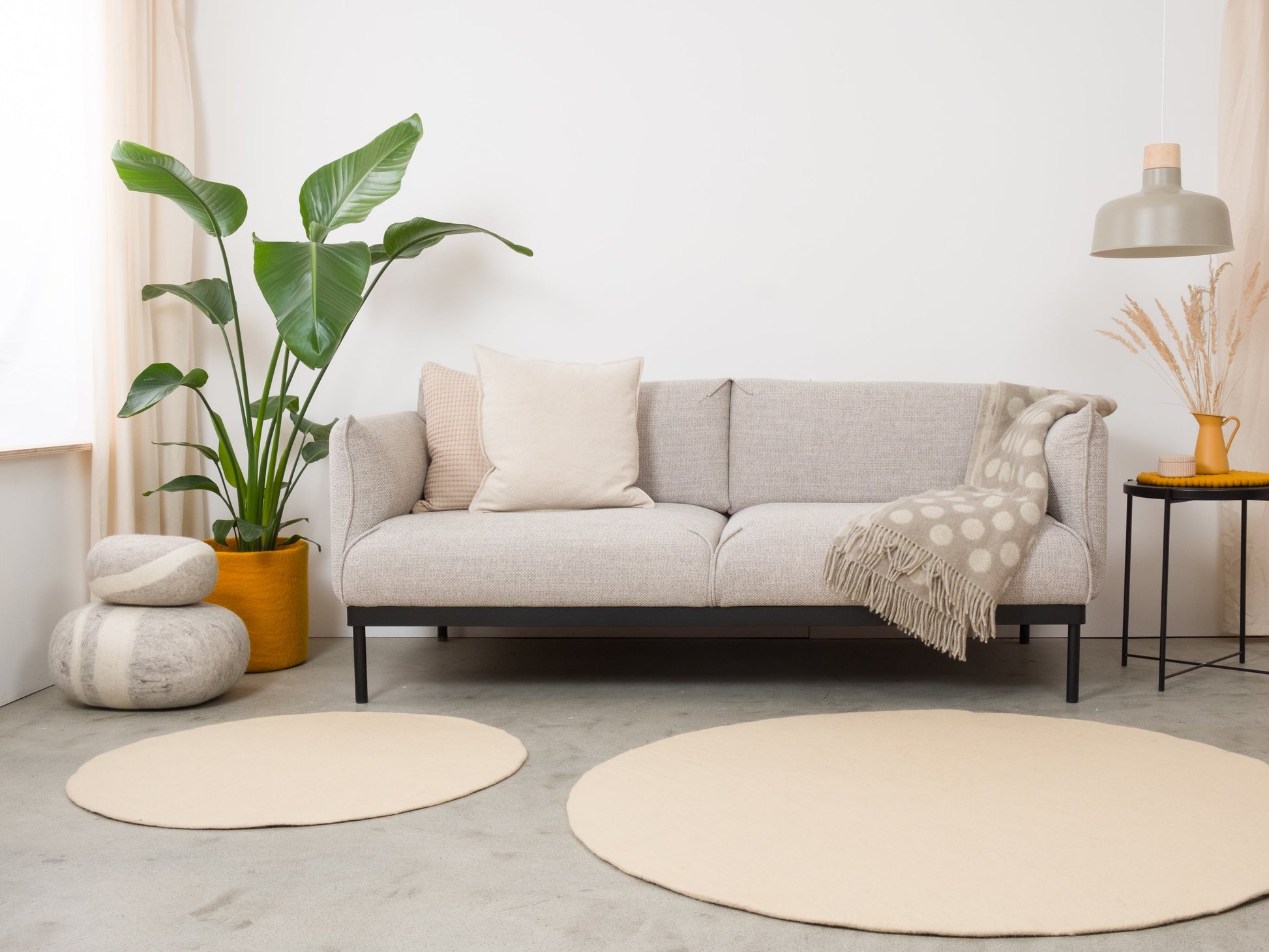 myfelt Levi Filzkugelteppich Beige aus Schurwolle – Bild 9