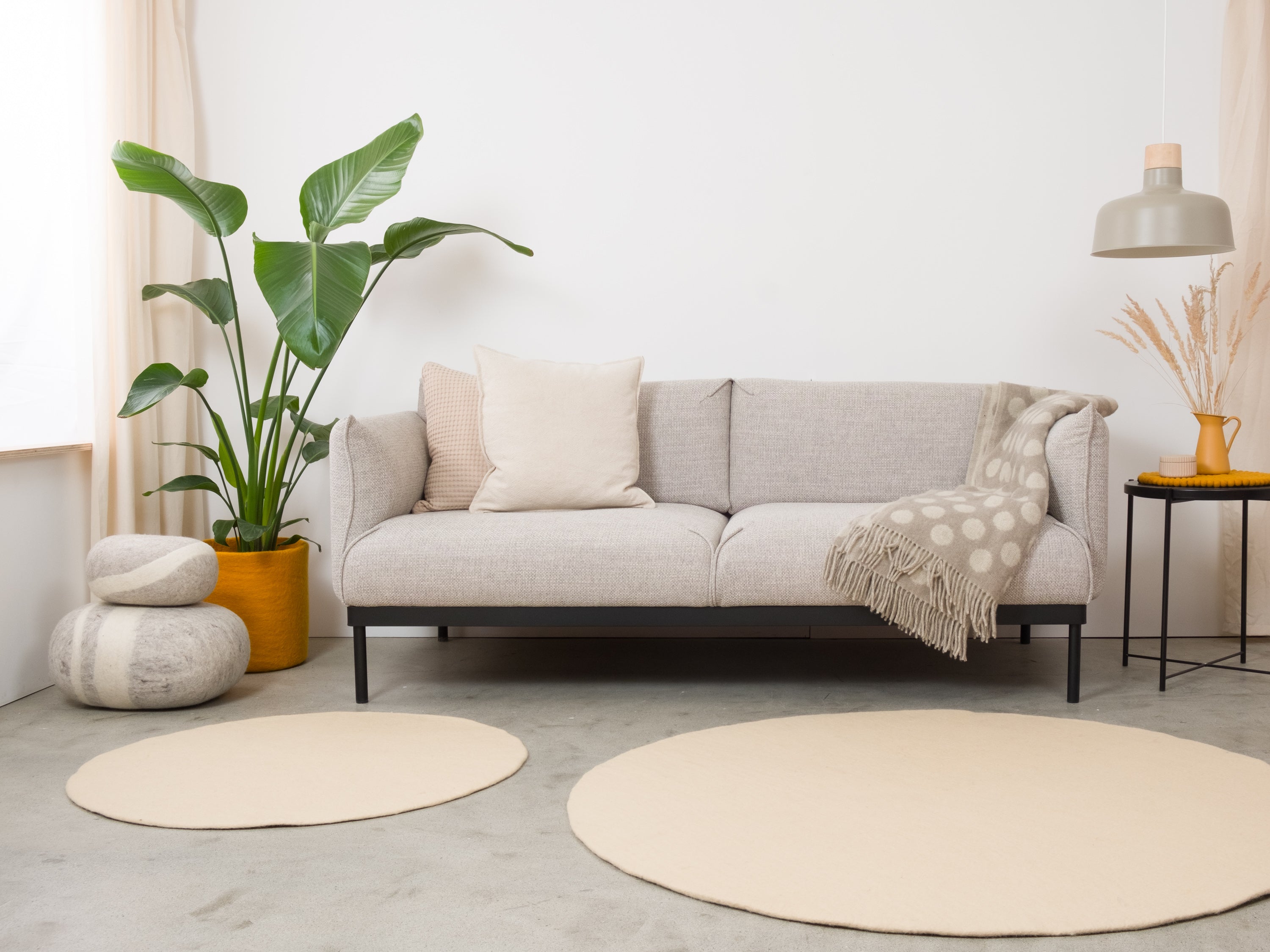 myfelt Levi Filzkugelteppich Beige aus Schurwolle – Bild 9