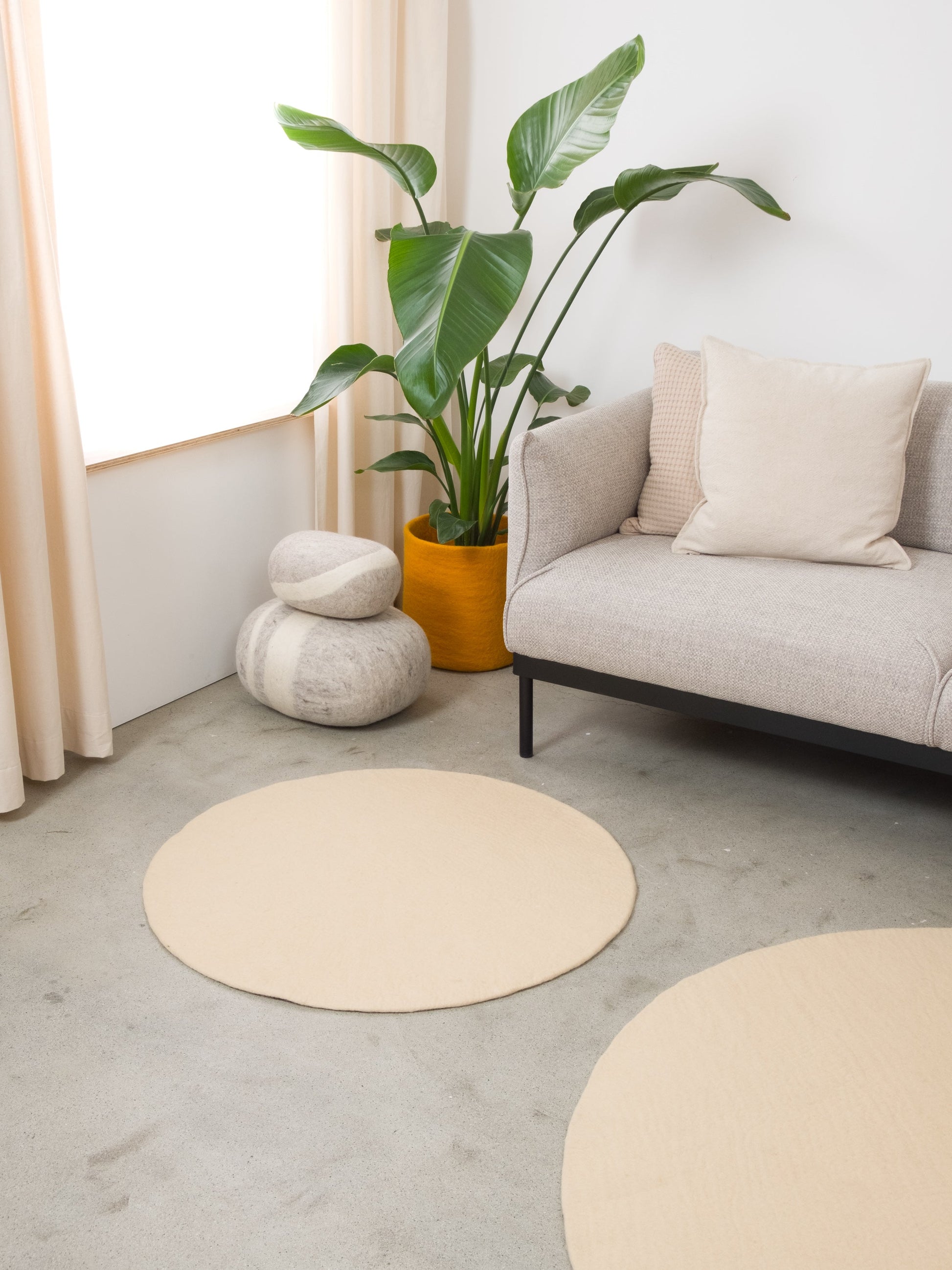 myfelt Levi Filzkugelteppich Beige aus Schurwolle – Bild 10