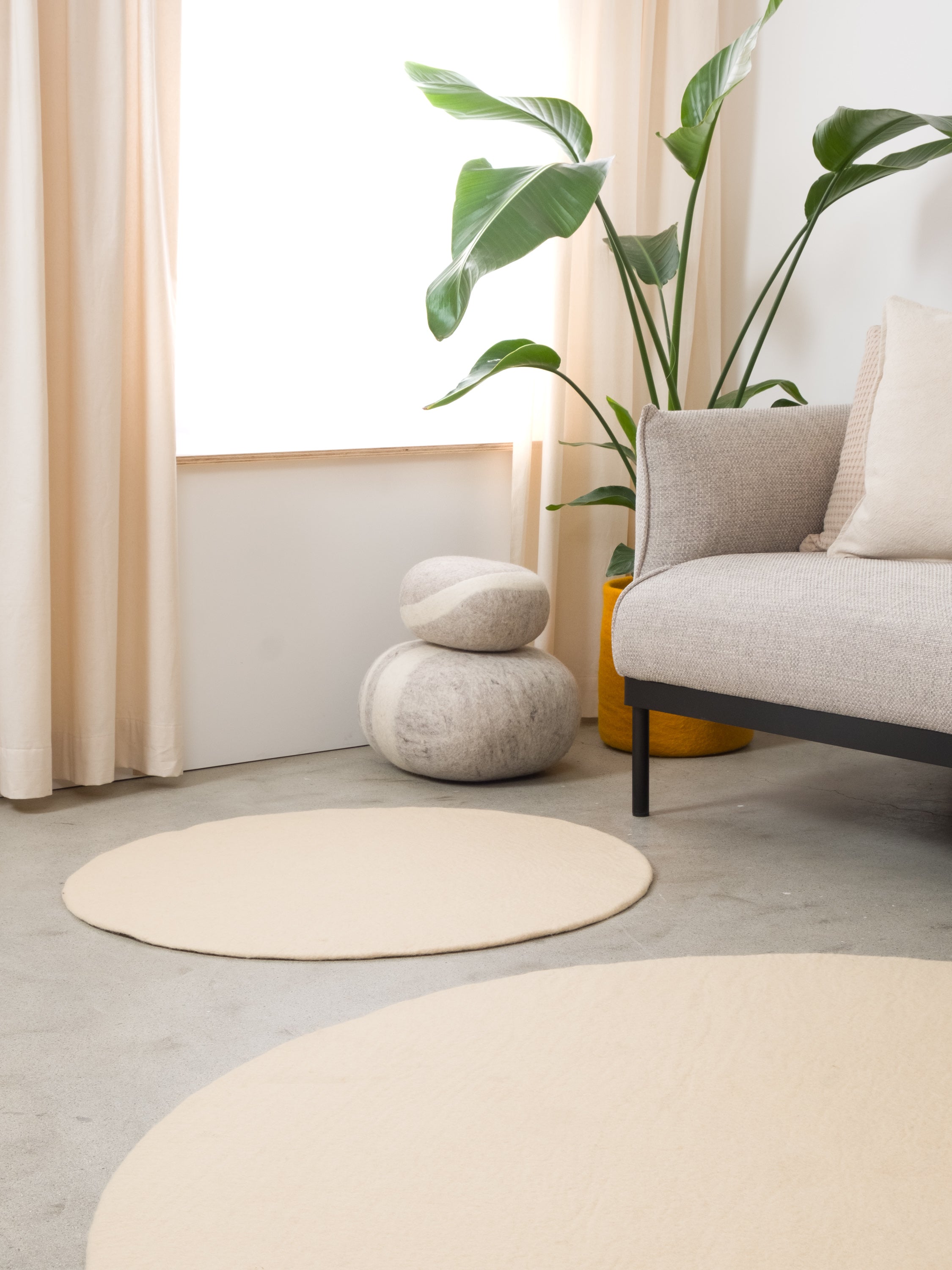 myfelt Levi Filzkugelteppich Beige aus Schurwolle – Bild 11