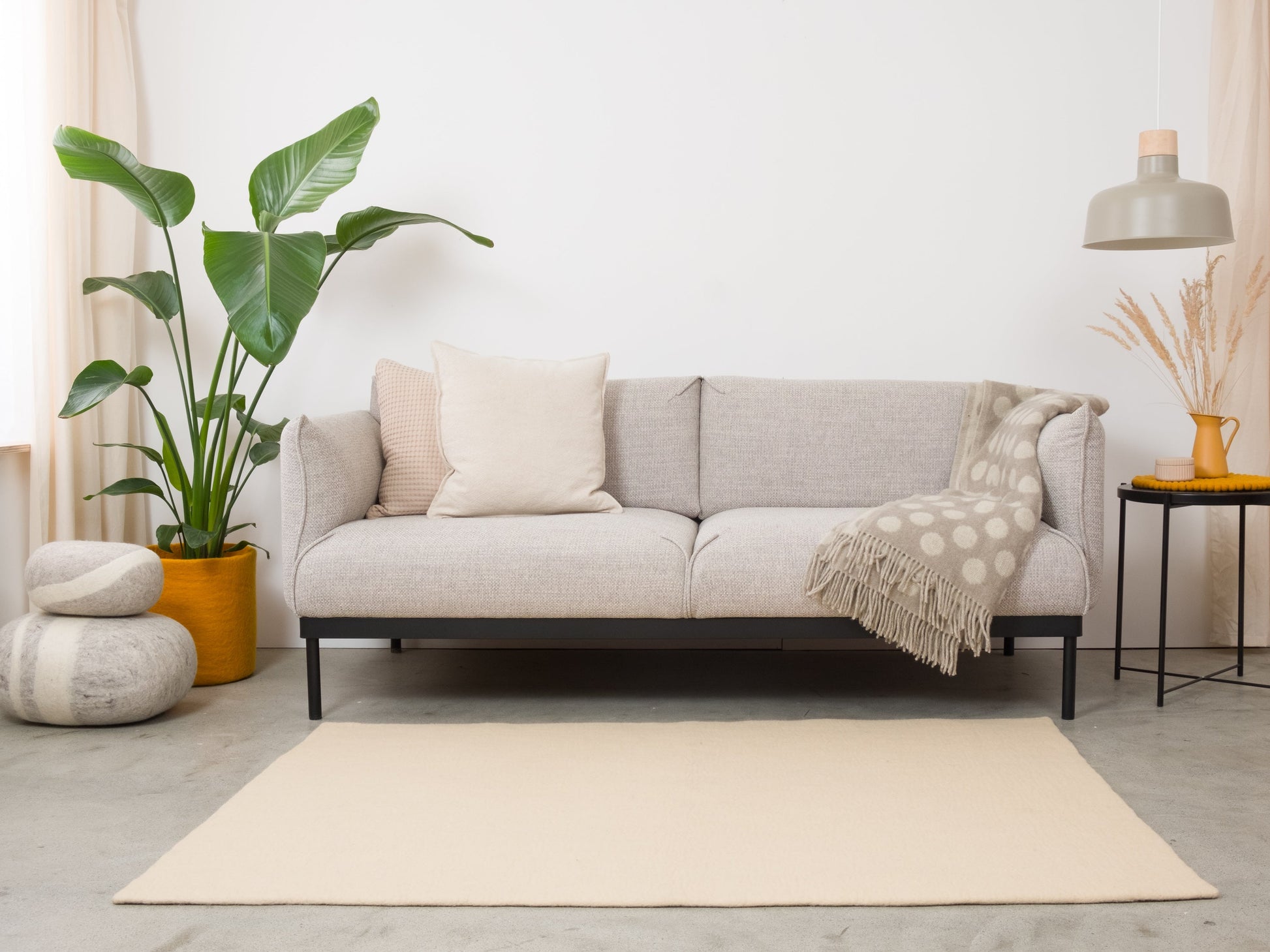myfelt Levi Filzkugelteppich Beige aus Schurwolle – Bild 8