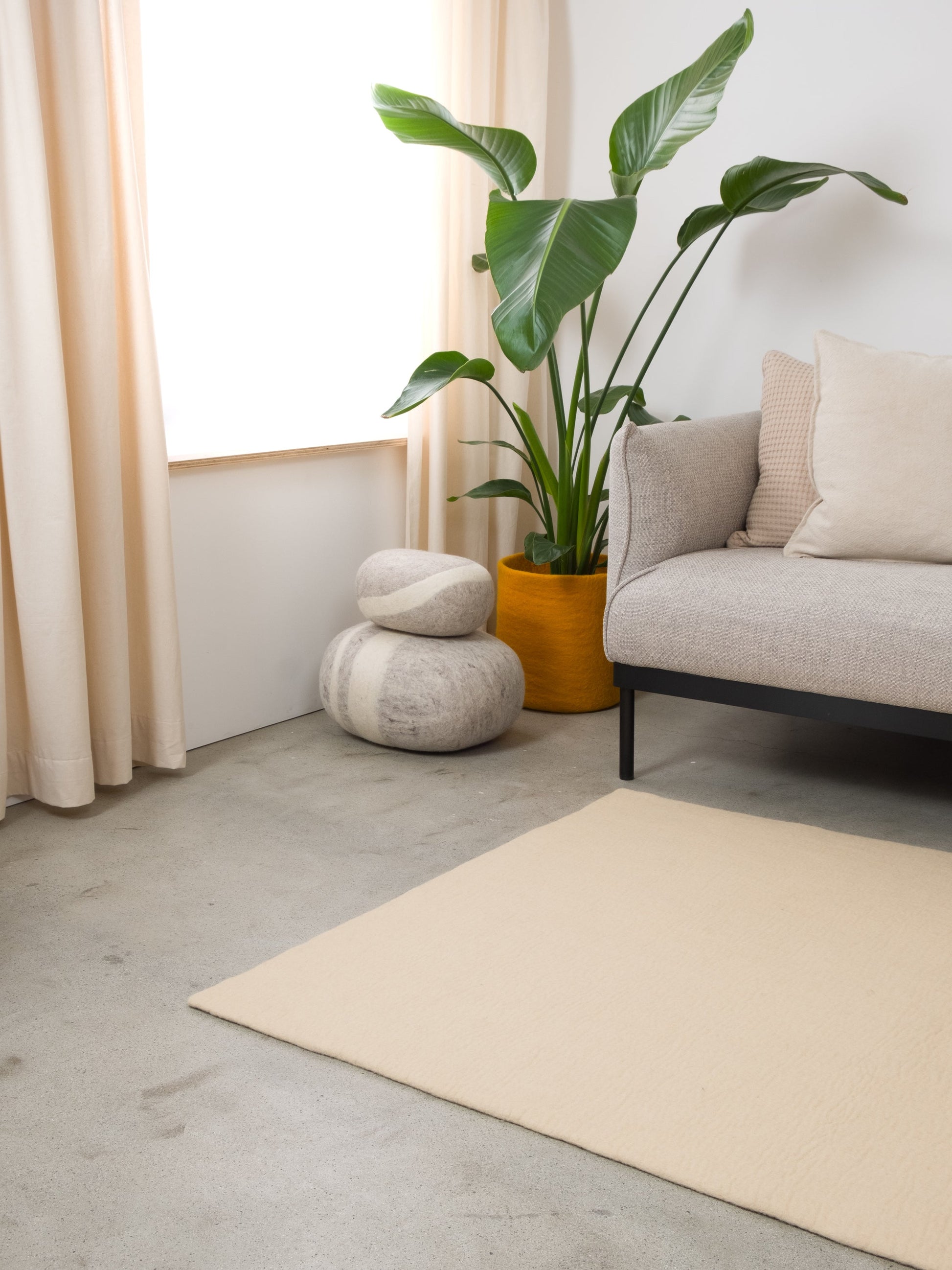 myfelt Levi Filzkugelteppich Beige aus Schurwolle – Bild 9