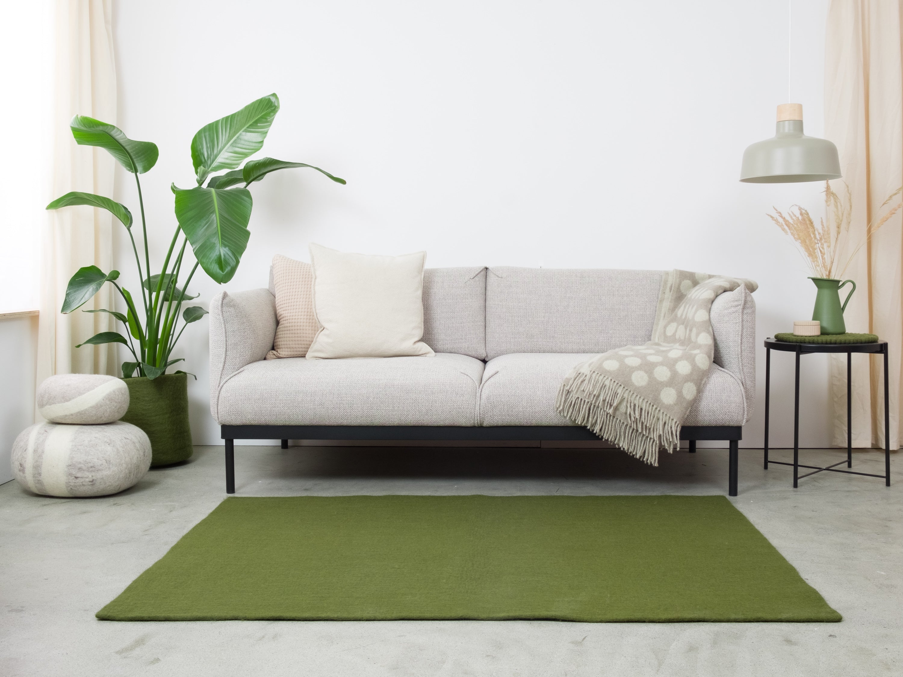 myfelt Jost Filzkugelteppich Grün aus Schurwolle – Bild 2