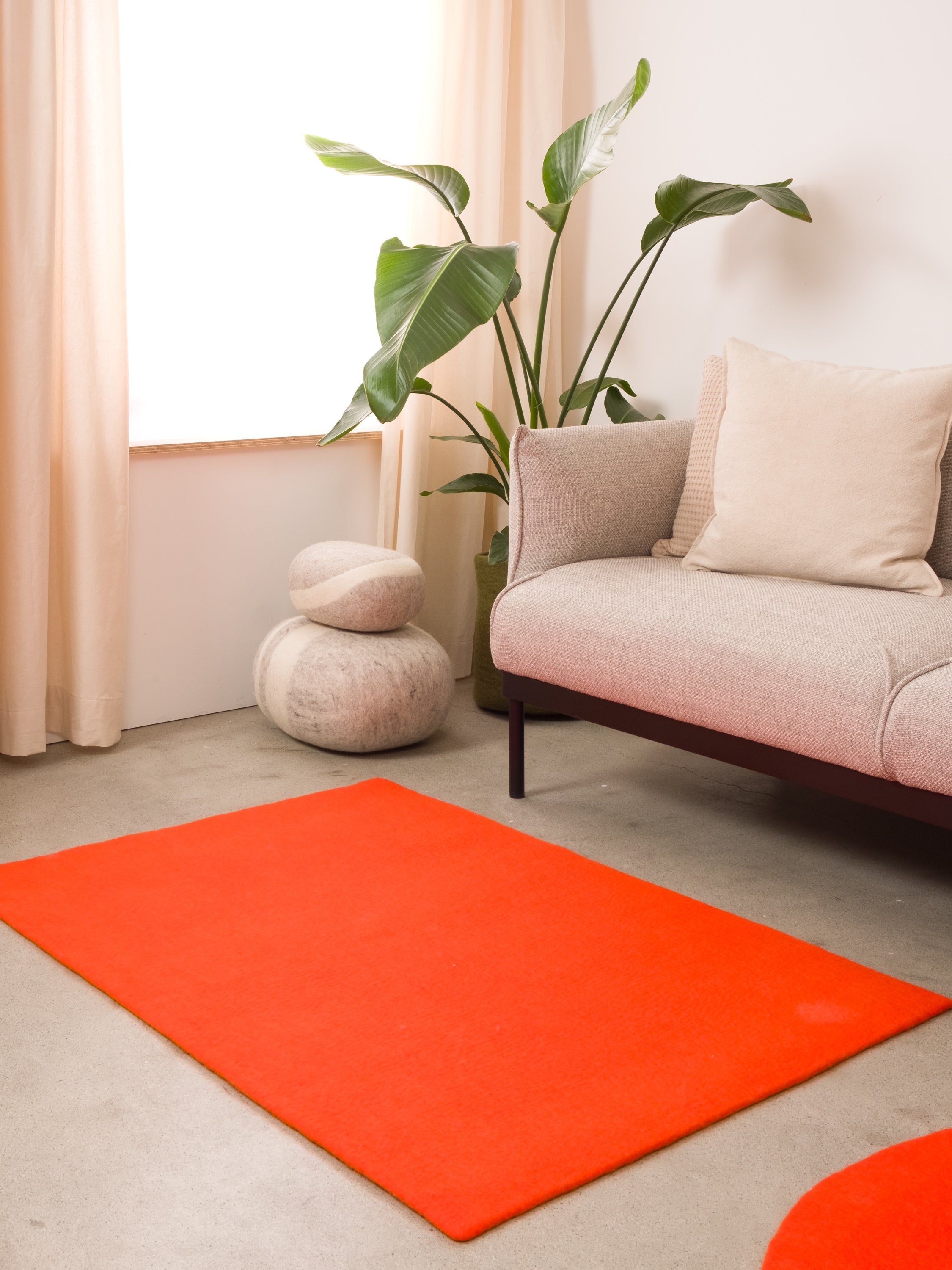 myfelt Mats Filzkugelteppich Rot, Orange aus Schurwolle – Bild 8