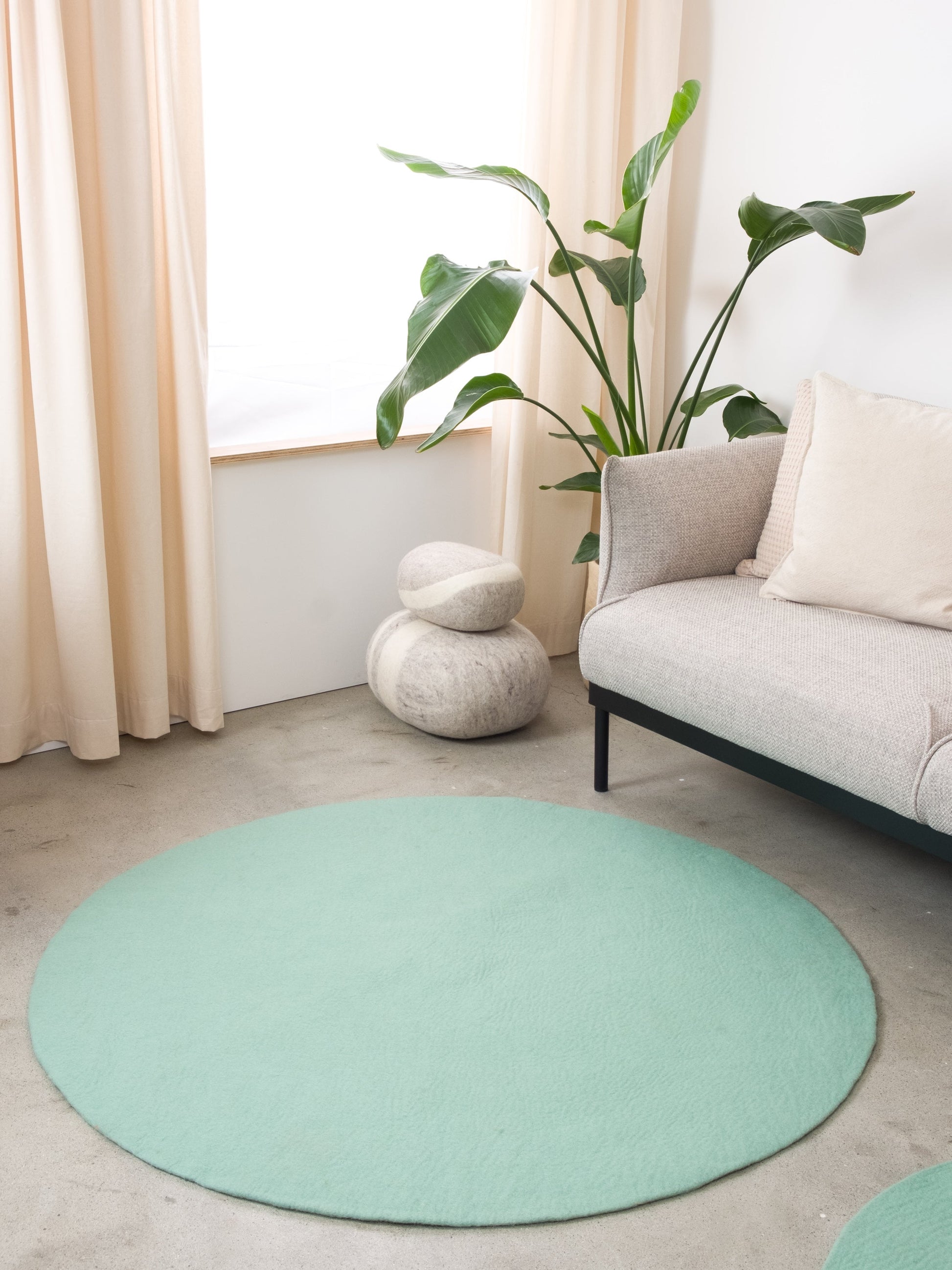 myfelt Fine Filzkugelteppich Blau aus Schurwolle – Bild 11