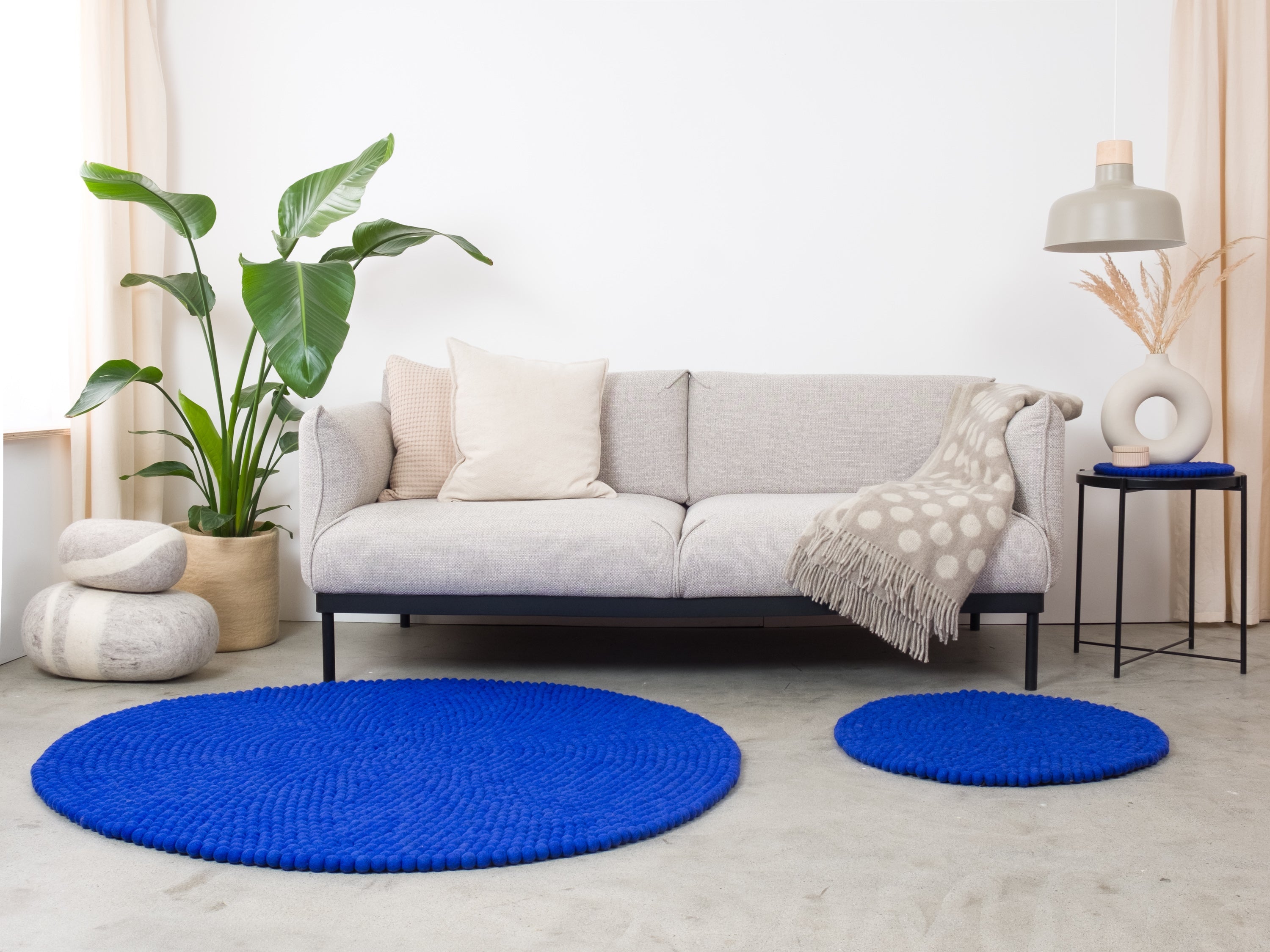 myfelt Isa Filzkugelteppich Blau aus Schurwolle – Bild 12