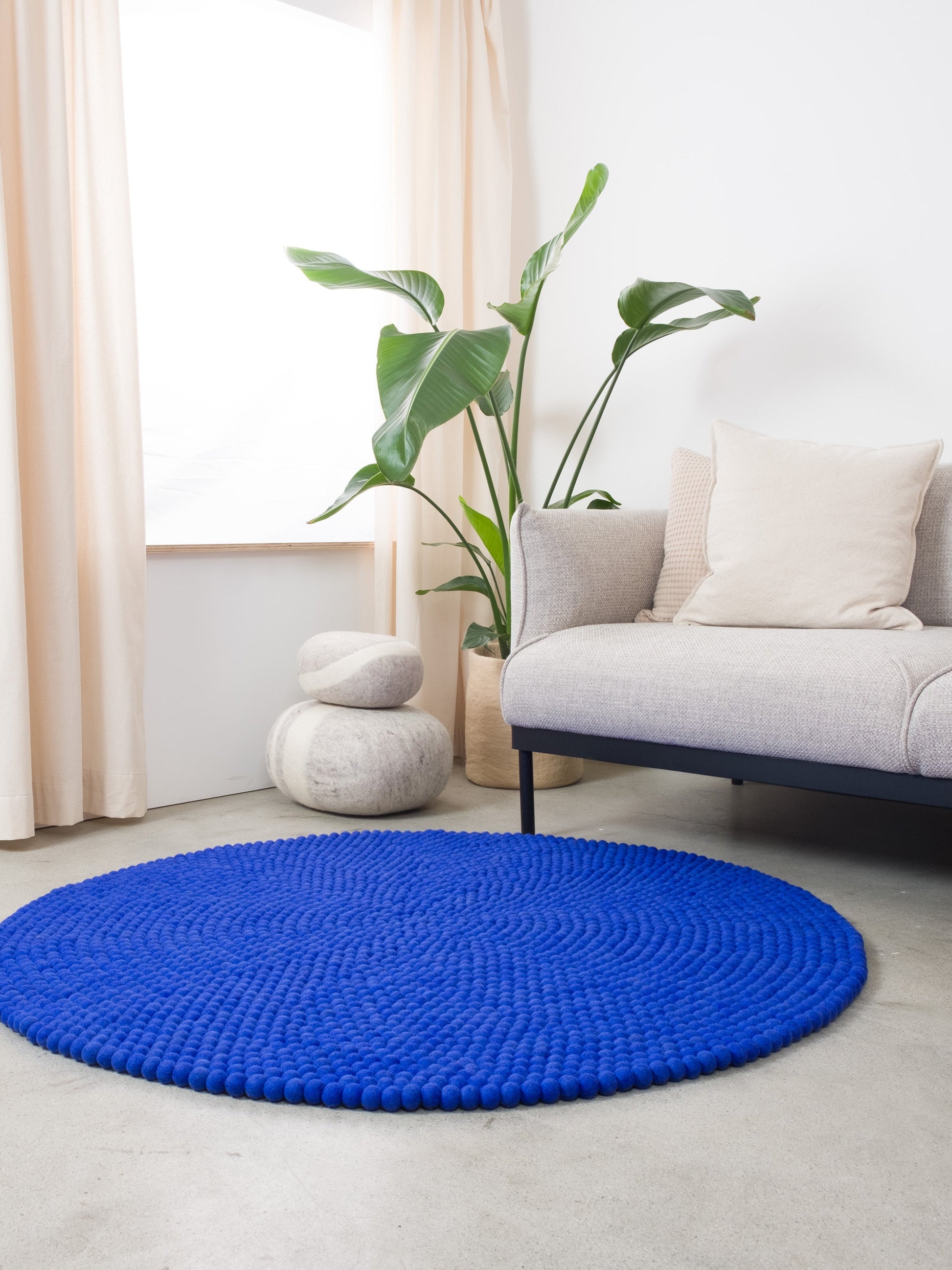 myfelt Isa Filzkugelteppich Blau aus Schurwolle – Bild 2