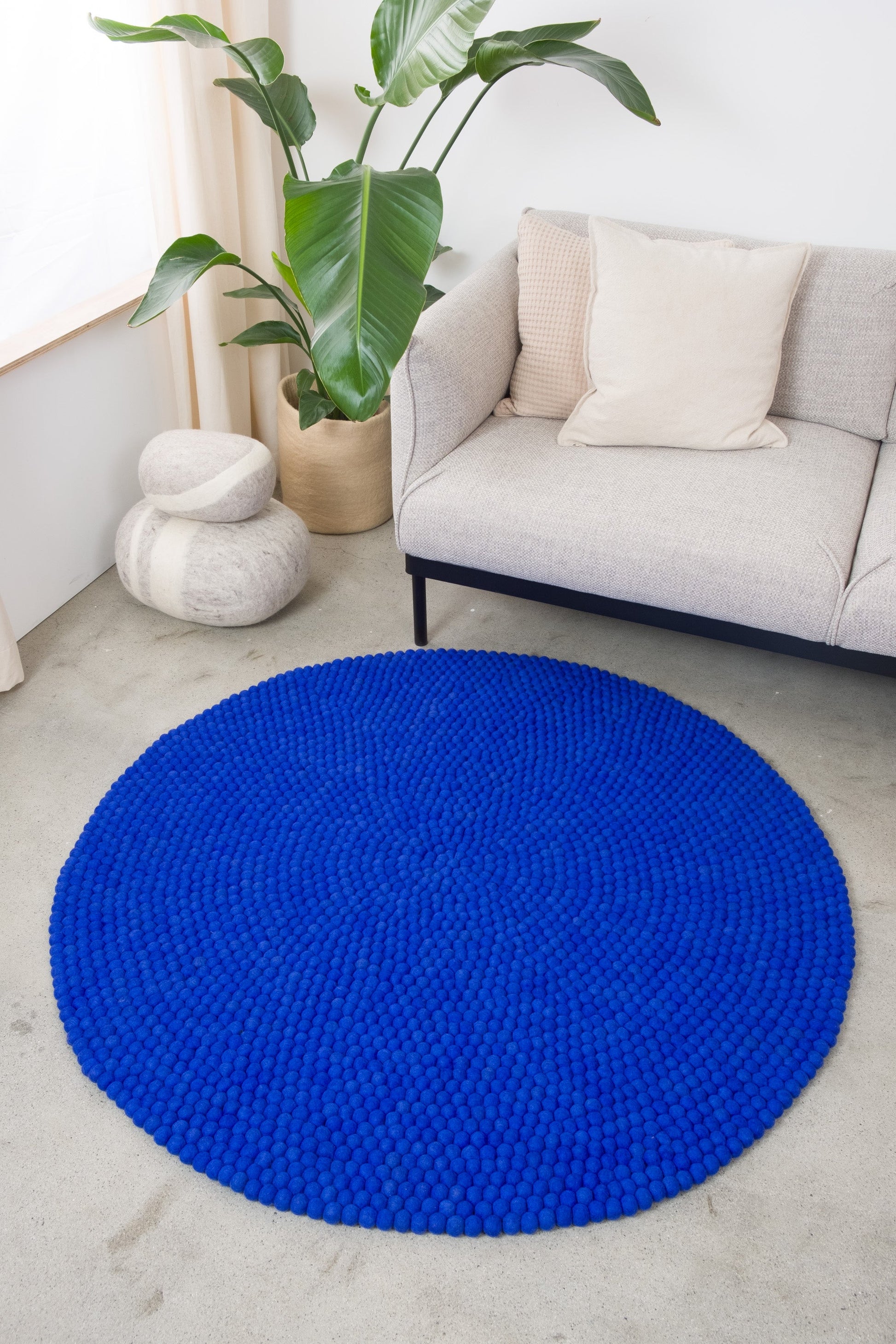 myfelt Isa Filzkugelteppich Blau aus Schurwolle – Bild 5