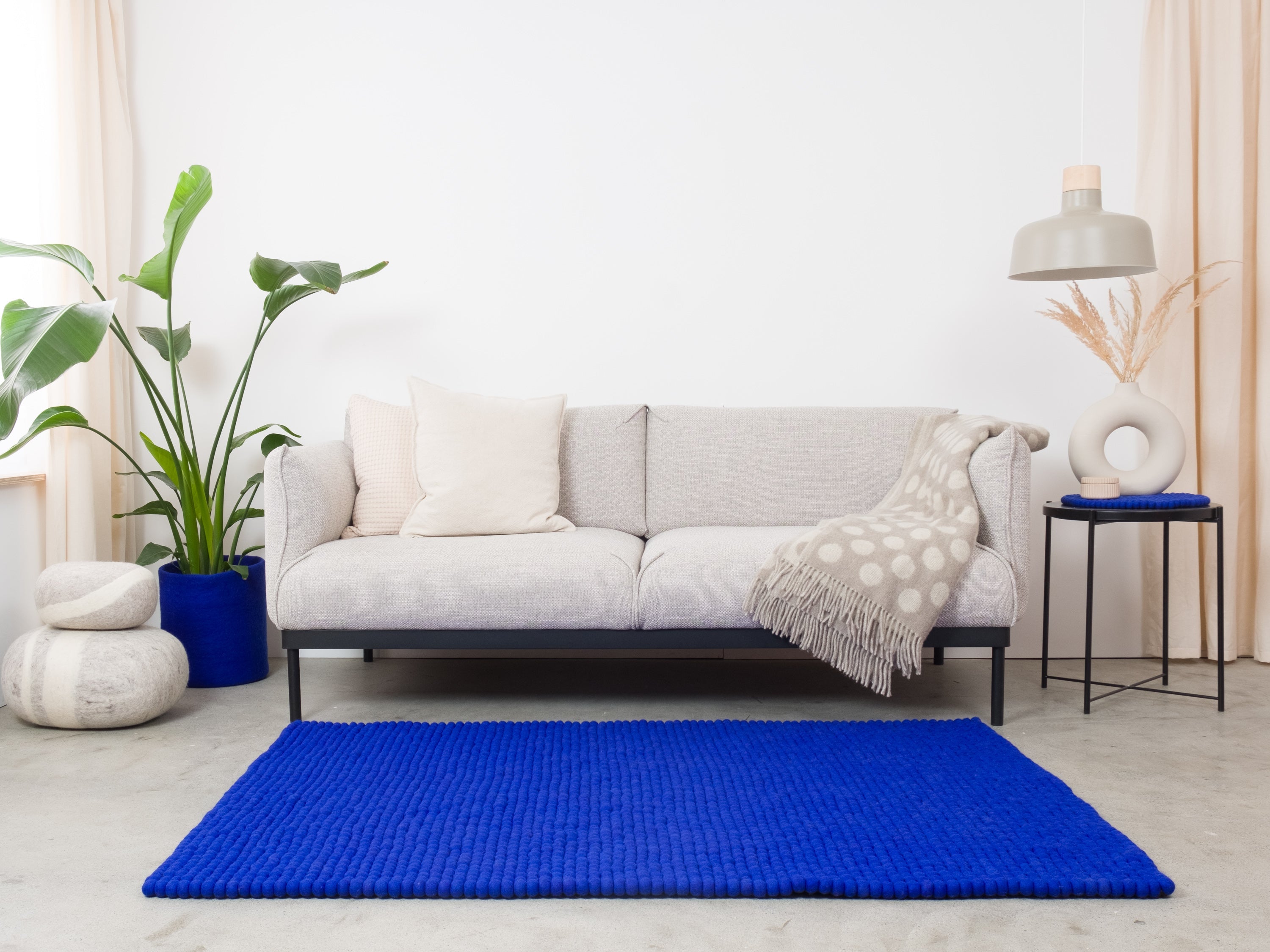 myfelt Isa Filzkugelteppich Blau aus Schurwolle – Bild 5