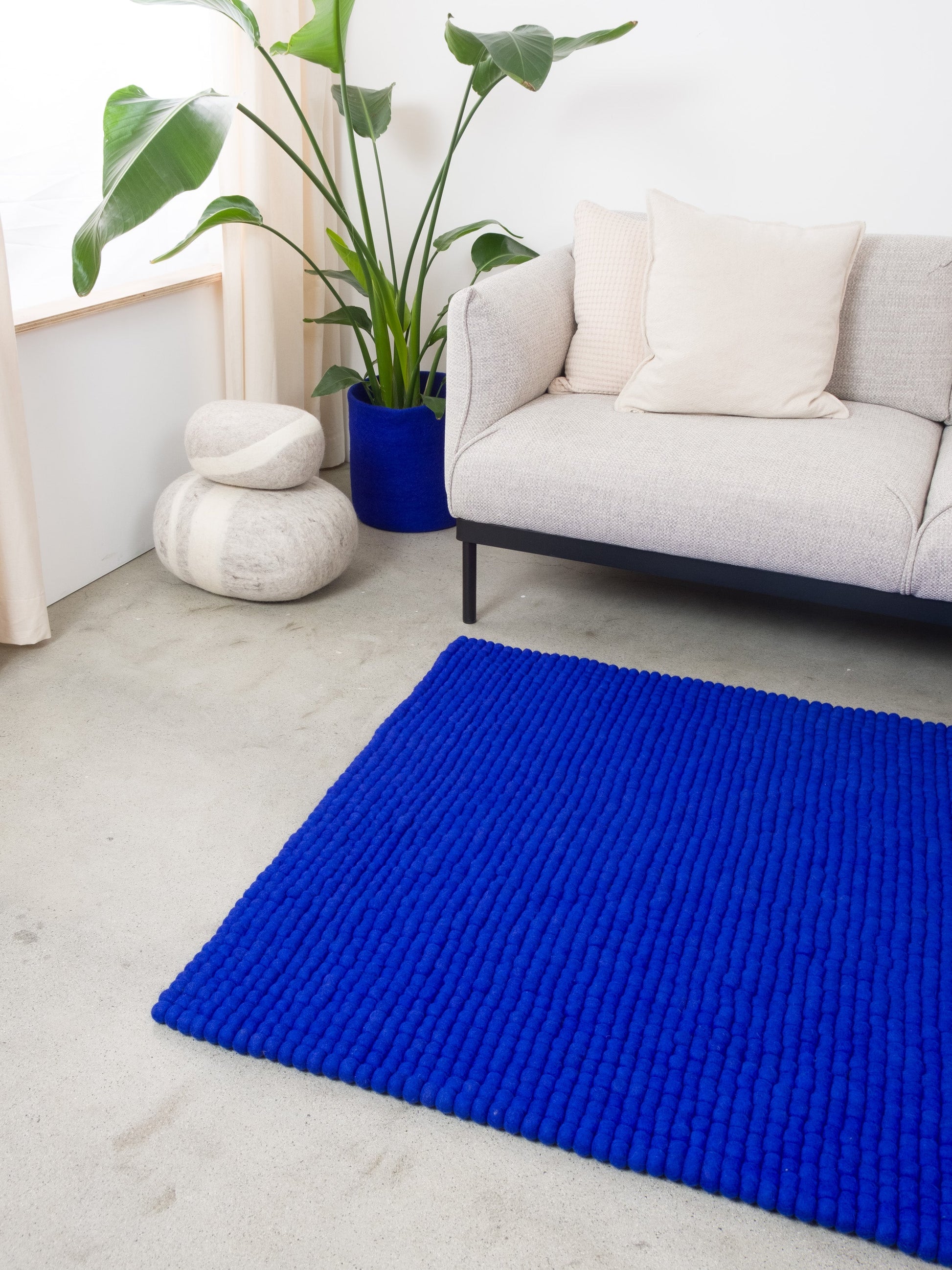 myfelt Isa Filzkugelteppich Blau aus Schurwolle – Bild 6