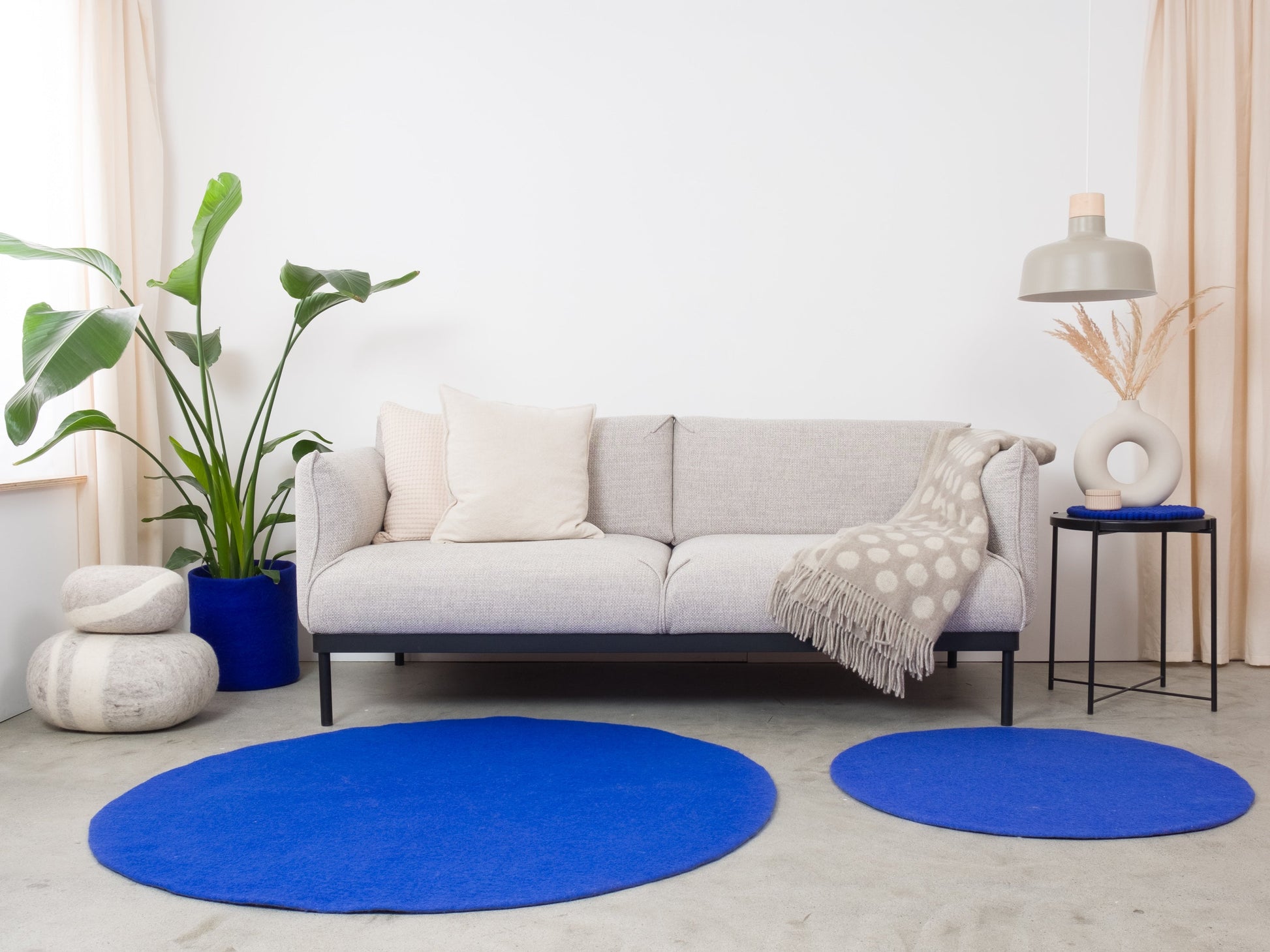 myfelt Isa Filzkugelteppich Blau aus Schurwolle – Bild 2