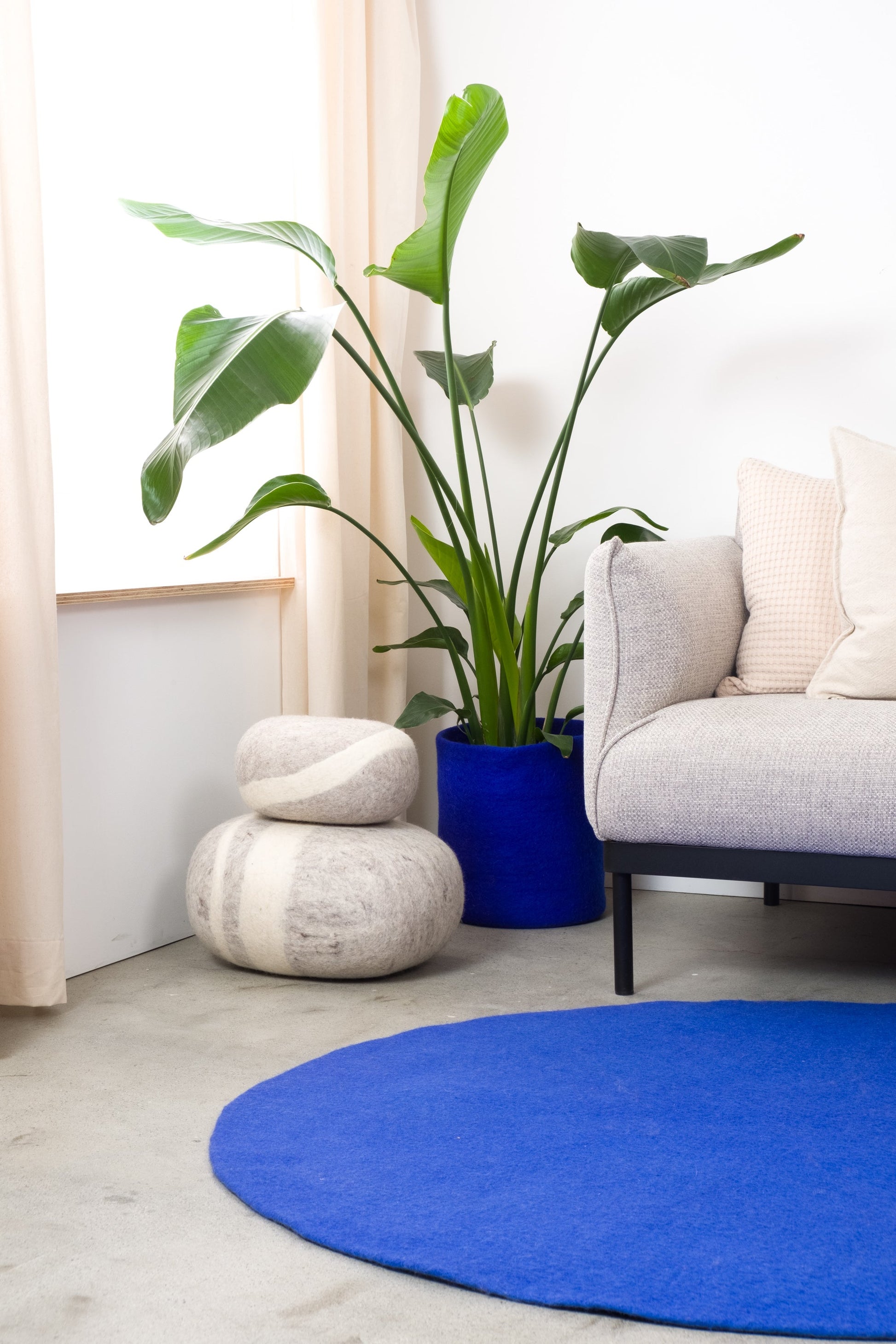 myfelt Isa Filzkugelteppich Blau aus Schurwolle – Bild 7
