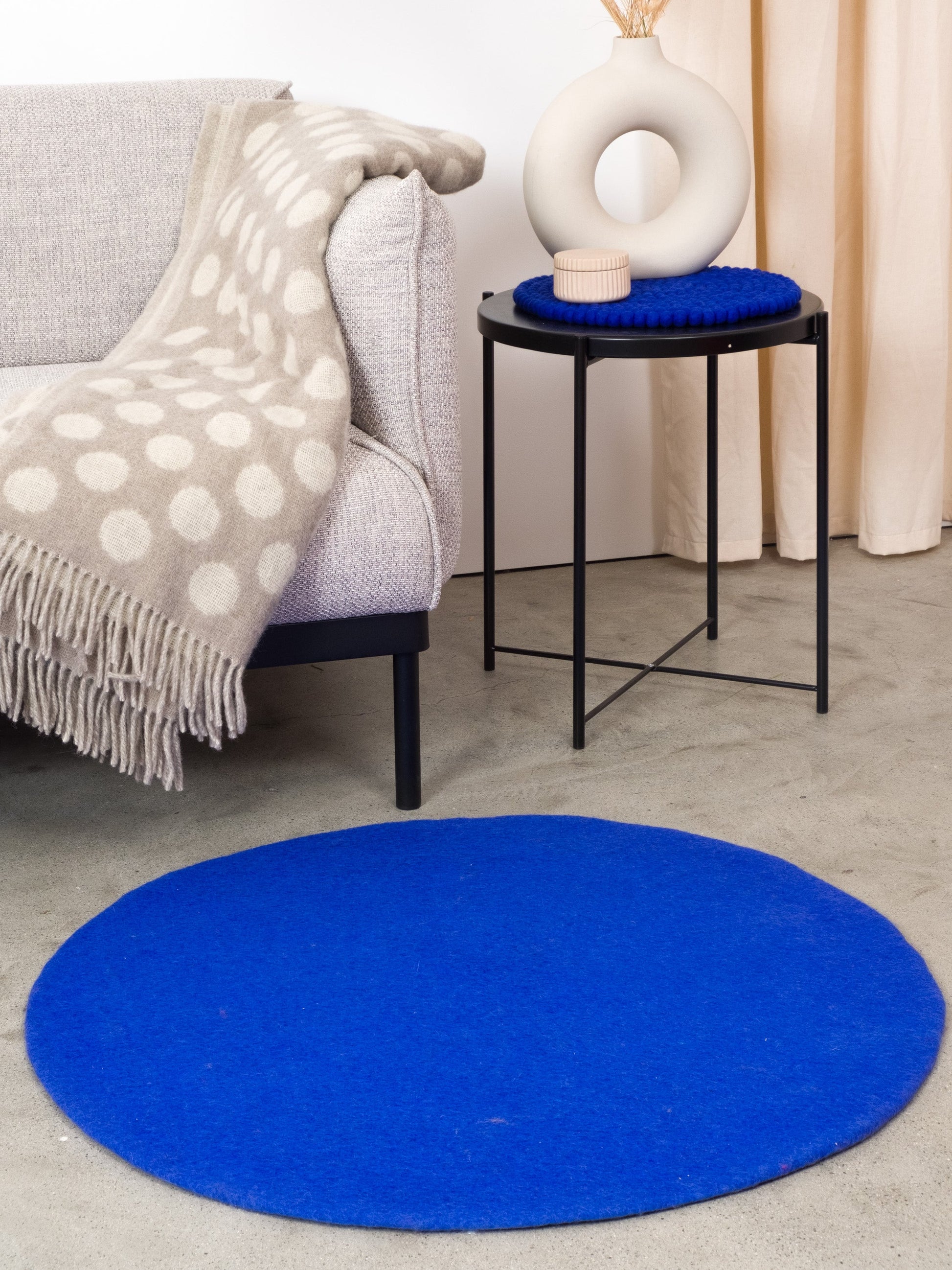 myfelt Isa Filzkugelteppich Blau aus Schurwolle – Bild 8