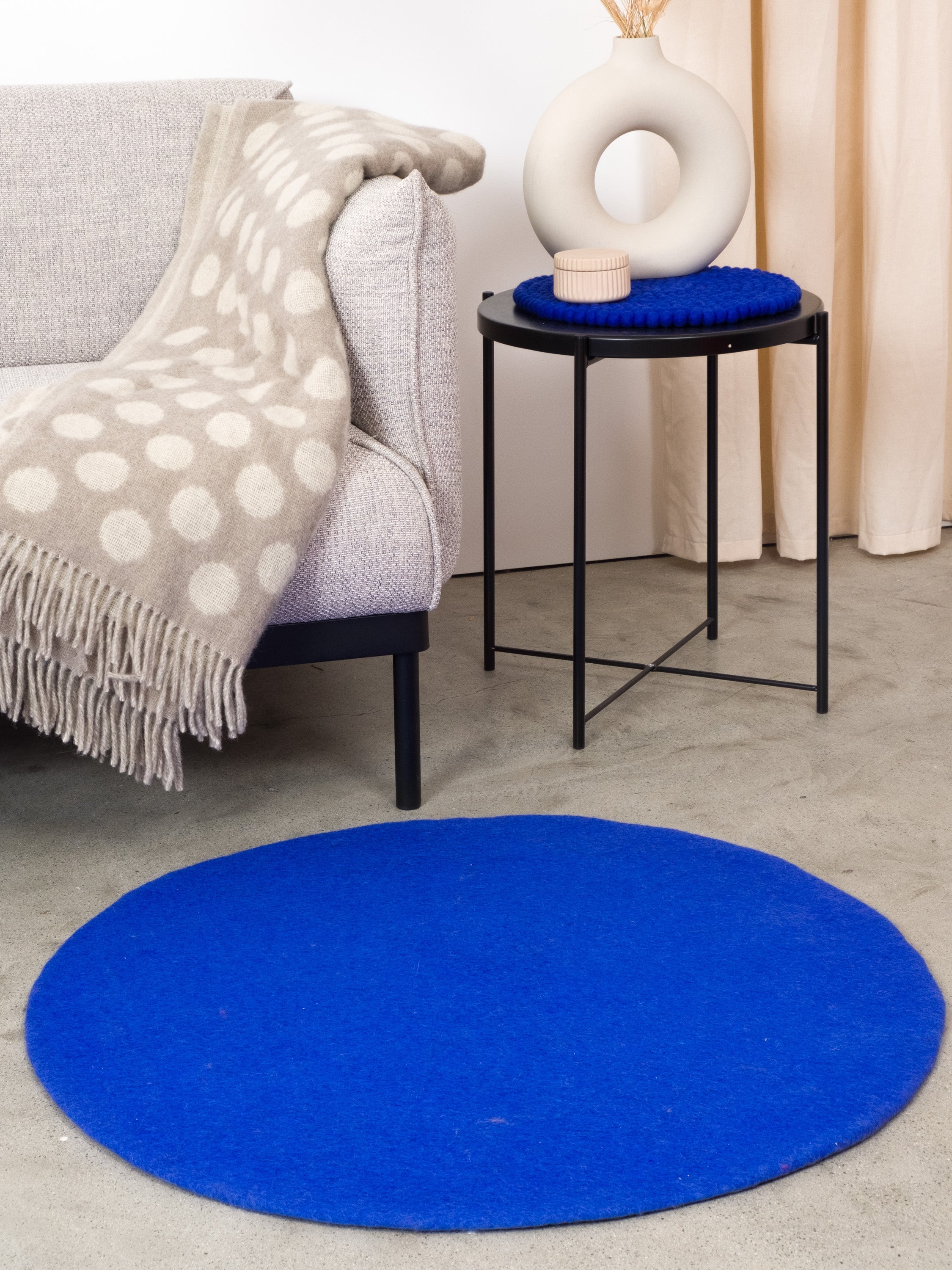 myfelt Isa Filzkugelteppich Blau aus Schurwolle – Bild 8
