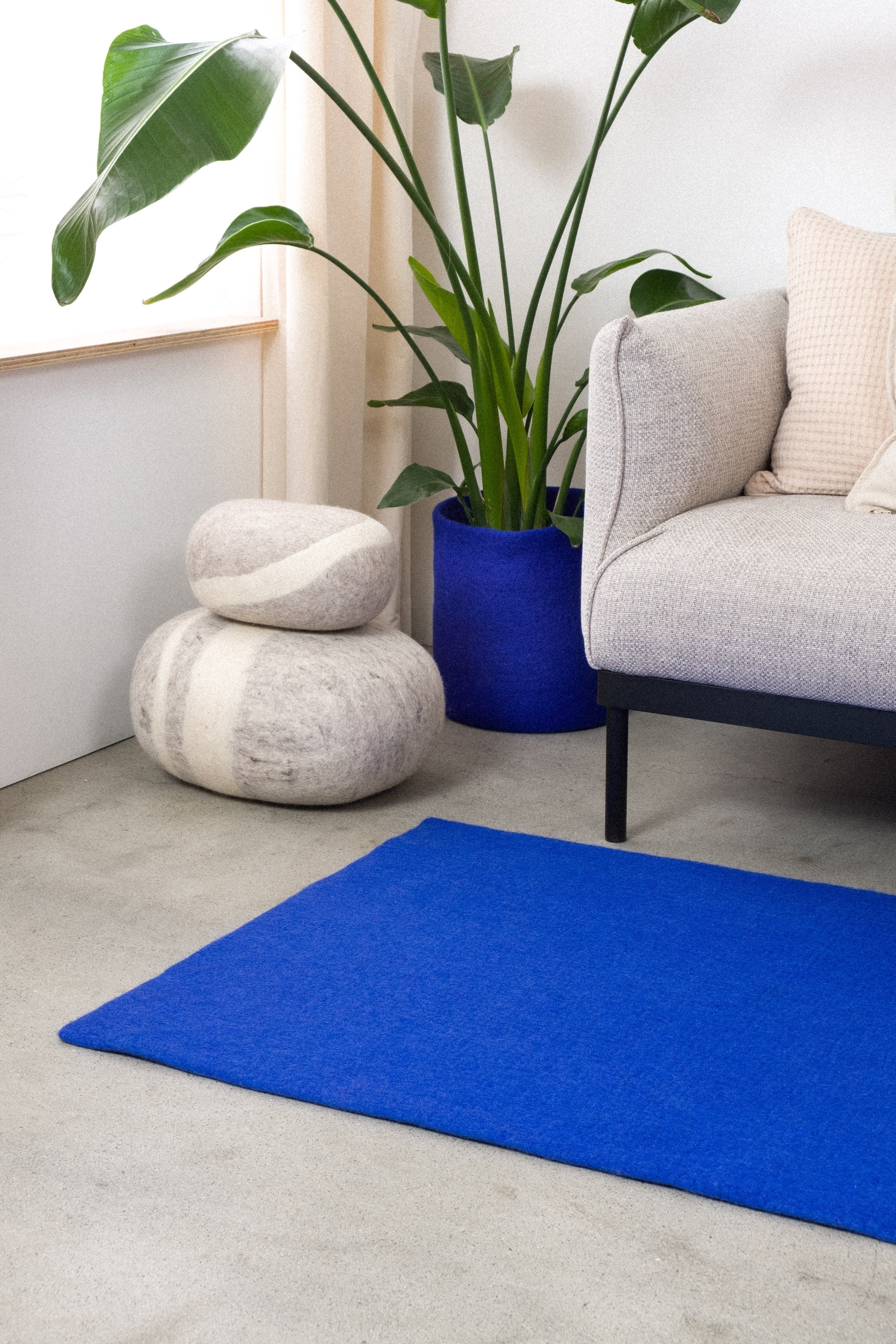 myfelt Isa Filzkugelteppich Blau aus Schurwolle – Bild 7
