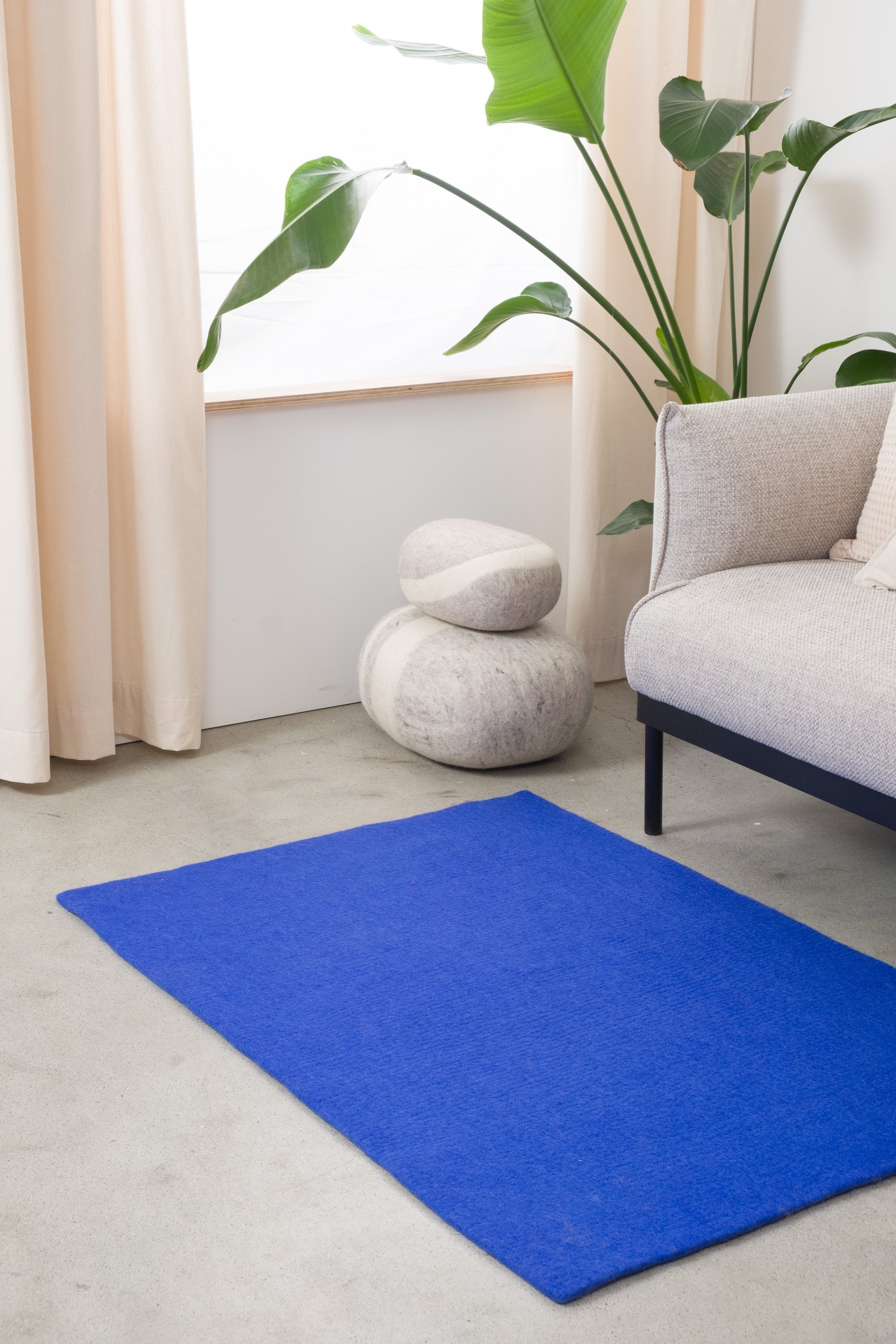 myfelt Isa Filzkugelteppich Blau aus Schurwolle – Bild 2