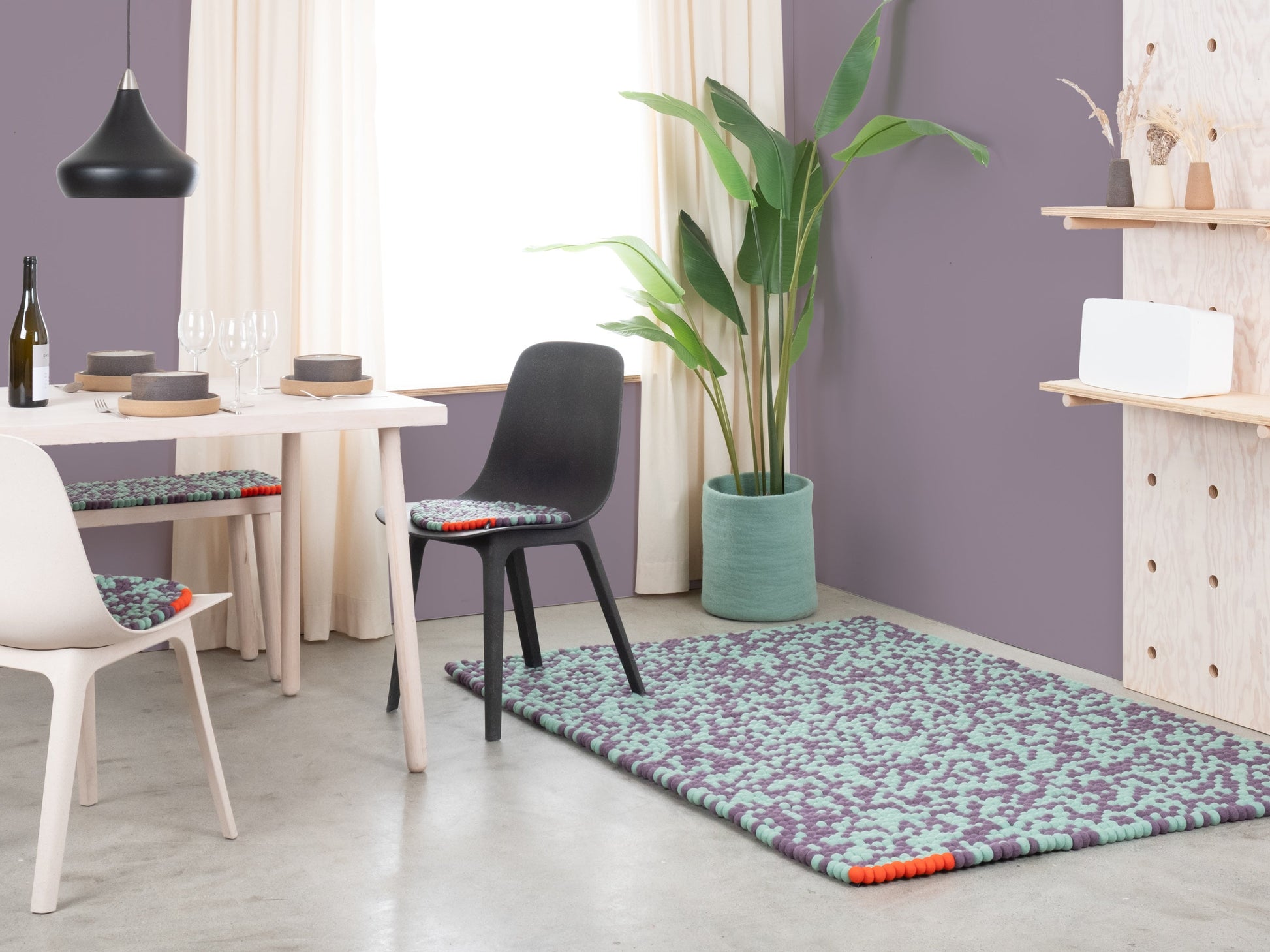 myfelt Aether Filzkugelteppich Grün, Lila aus Schurwolle – Bild 5