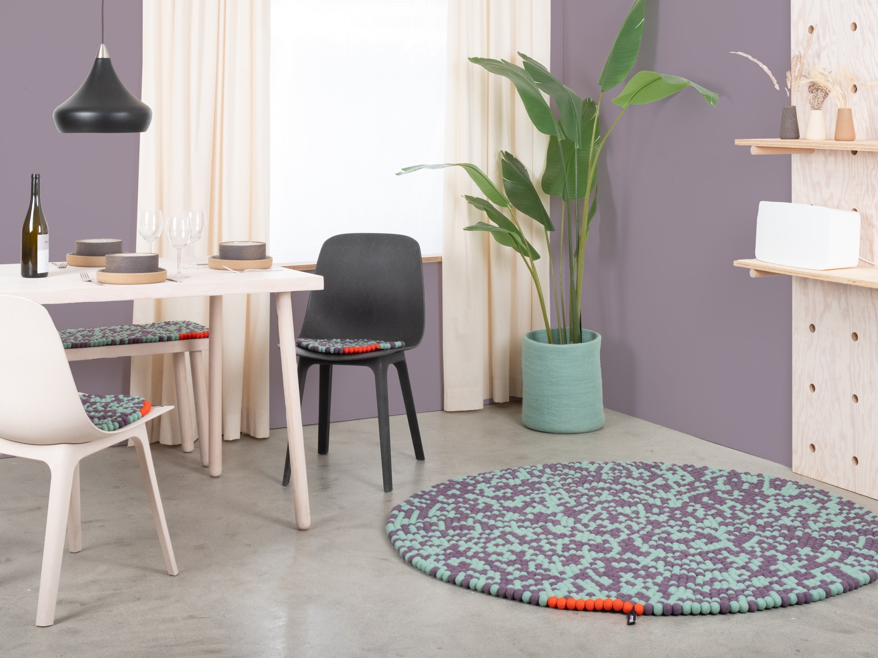 myfelt Aether Filzkugelteppich Grün, Lila aus Schurwolle – Bild 5
