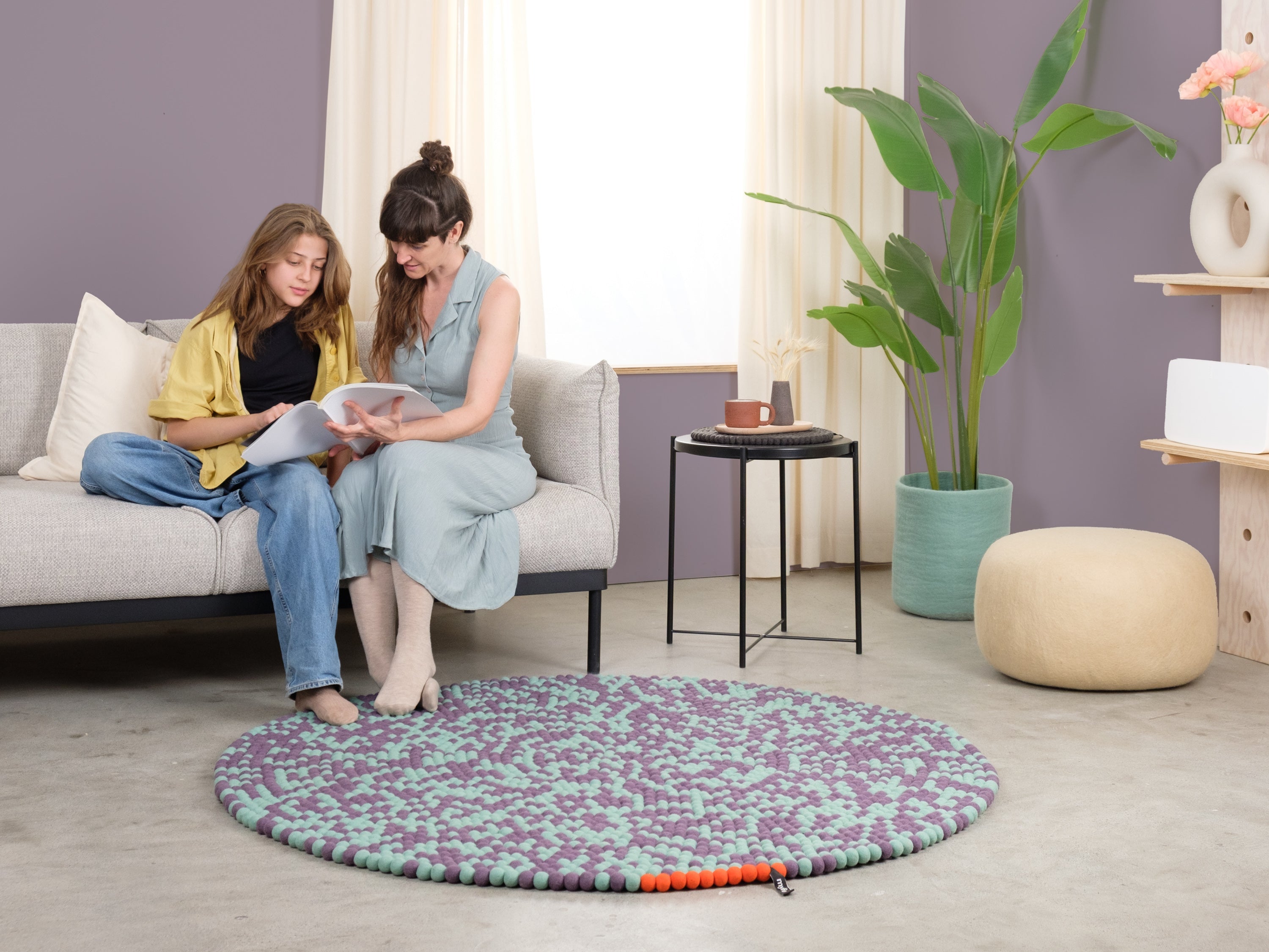 myfelt Aether Filzkugelteppich Grün, Lila aus Schurwolle – Bild 6