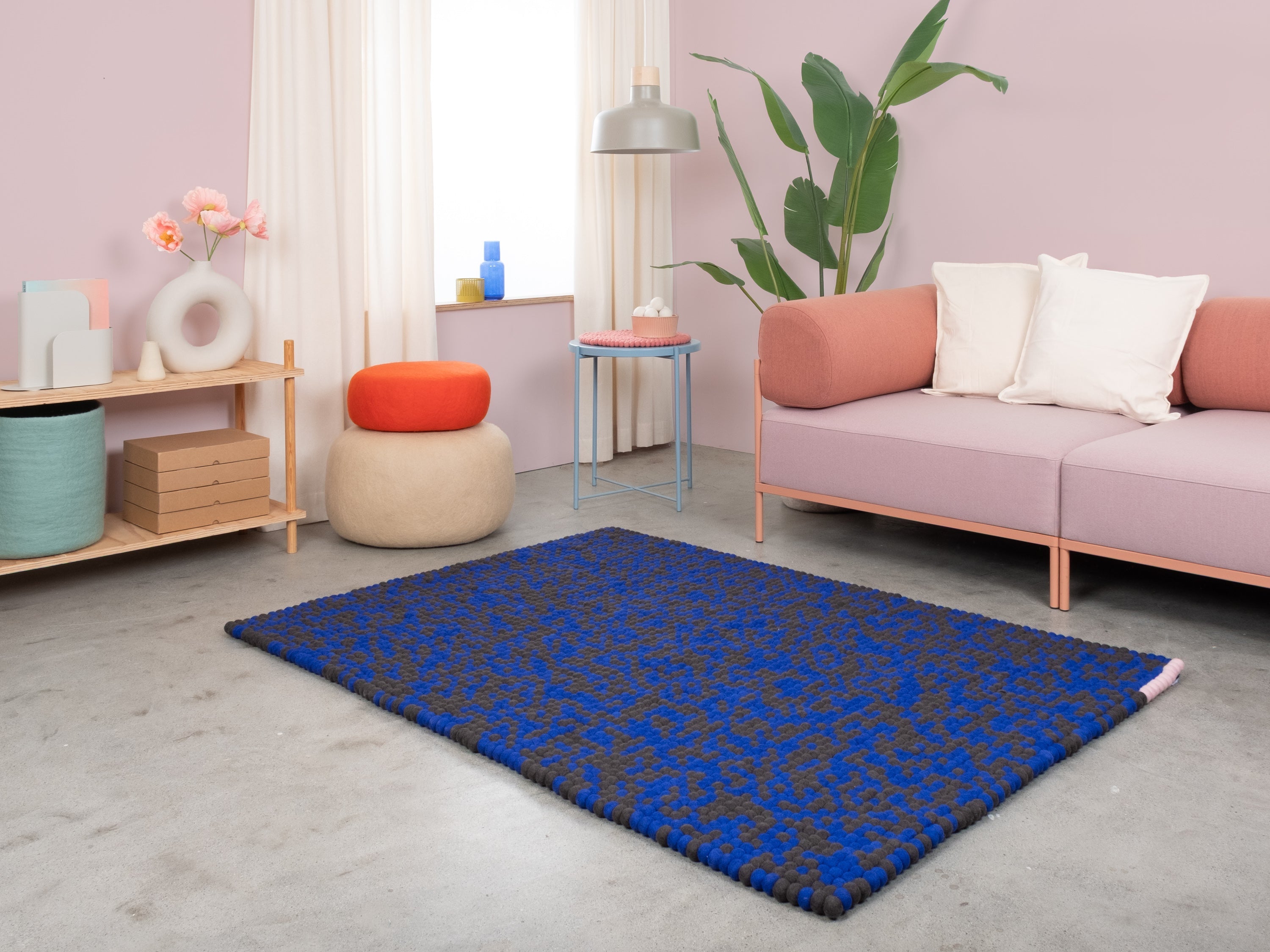 myfelt Ink Filzkugelteppich Blau aus Schurwolle – Bild 2