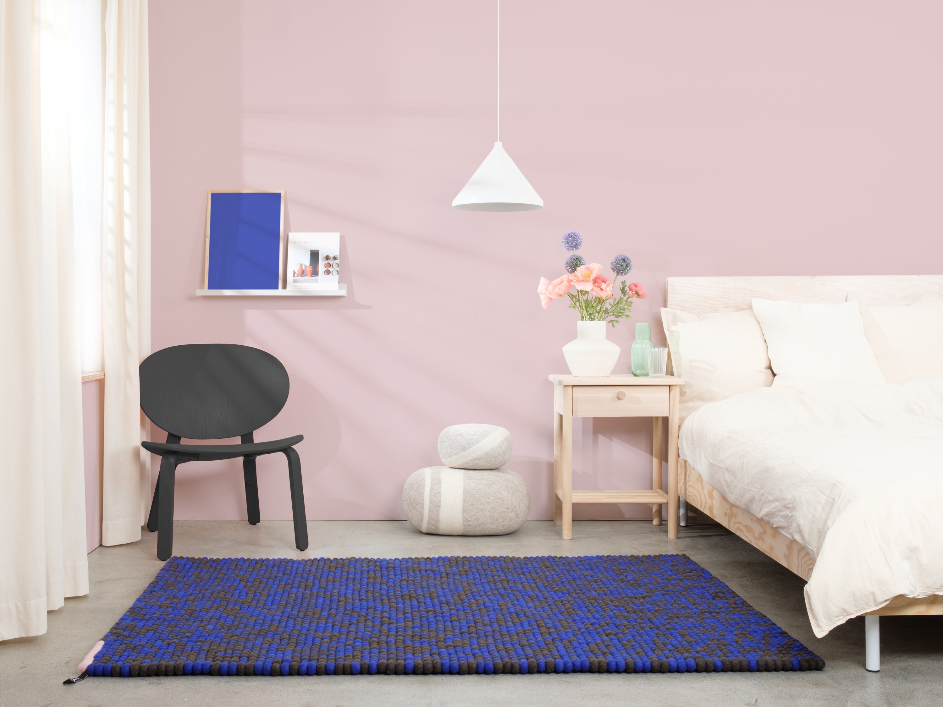 myfelt Ink Filzkugelteppich Blau aus Schurwolle – Bild 3
