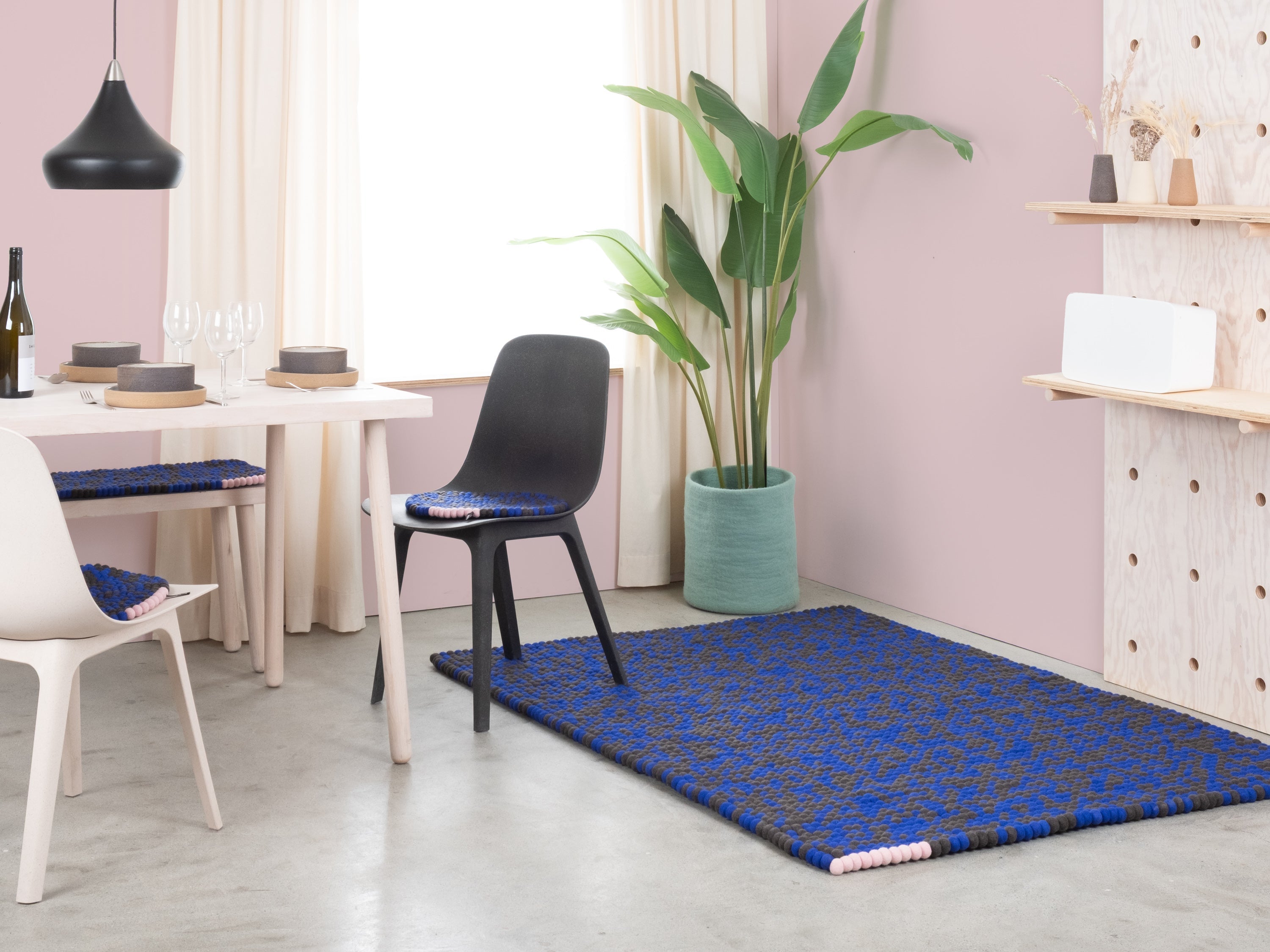 myfelt Ink Filzkugelteppich Blau aus Schurwolle – Bild 4