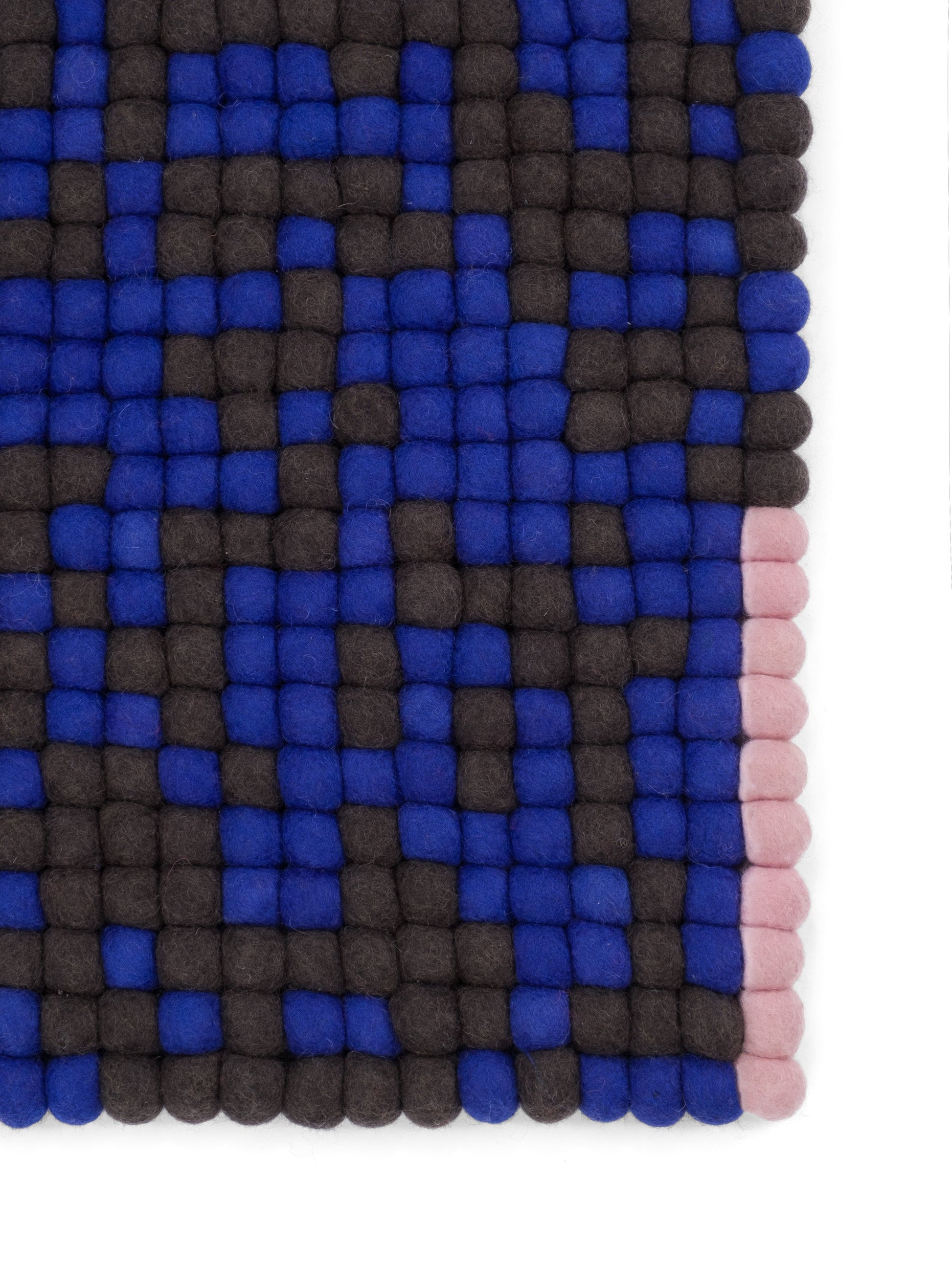 myfelt Ink Filzkugelteppich Blau aus Schurwolle – Bild 8