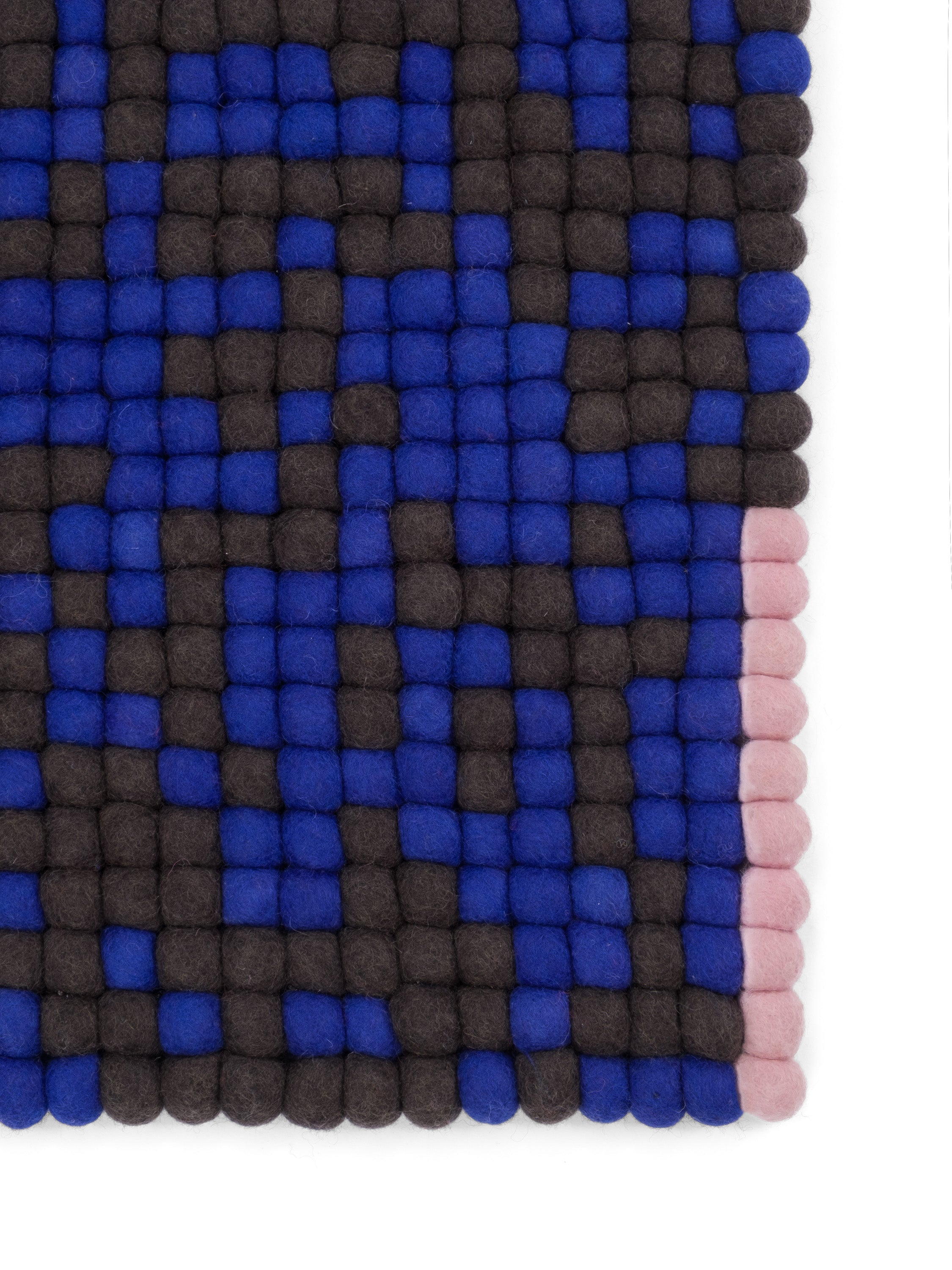 myfelt Ink Filzkugelteppich Blau aus Schurwolle – Bild 8