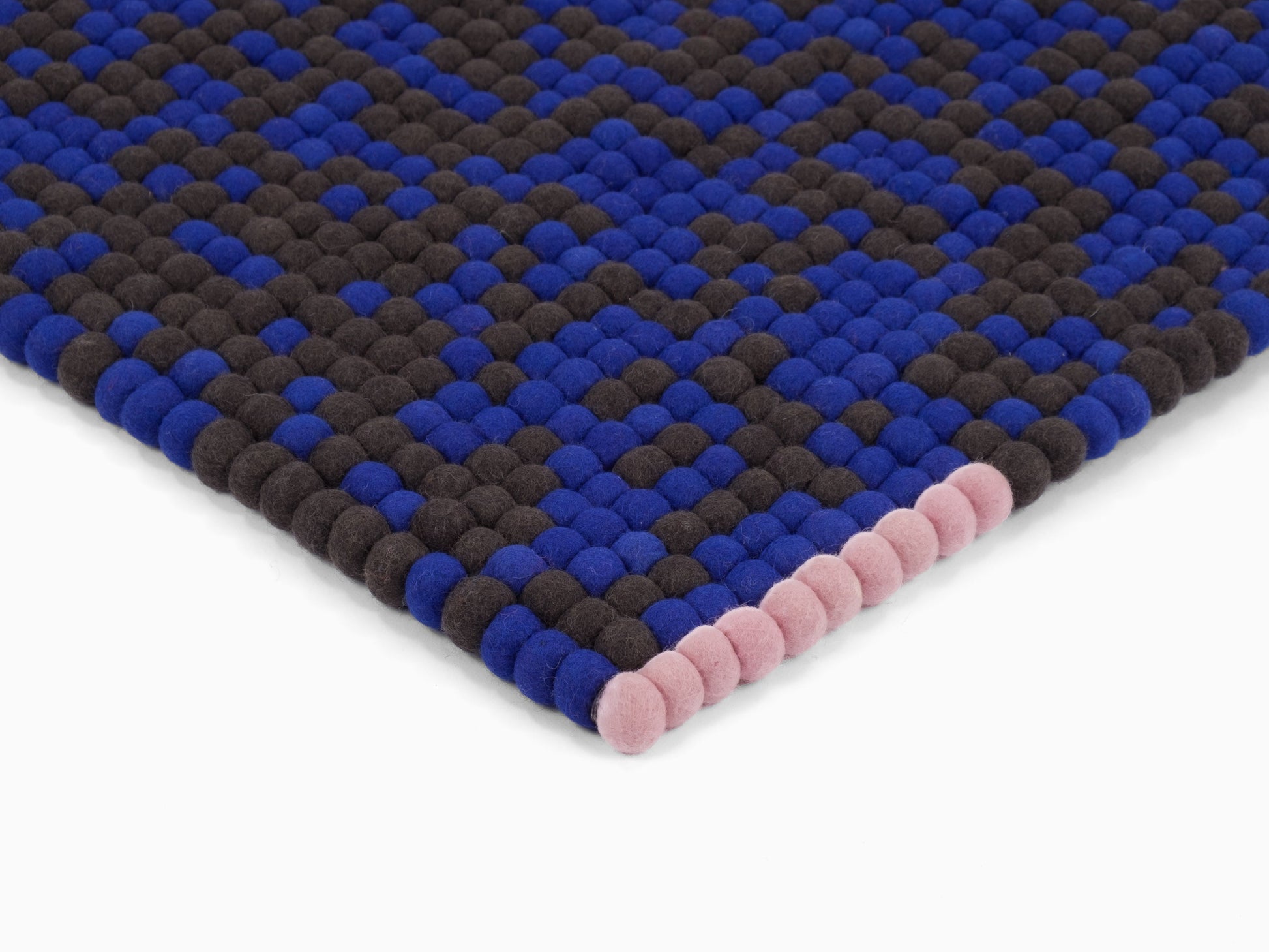 myfelt Ink Filzkugelteppich Blau aus Schurwolle – Bild 7