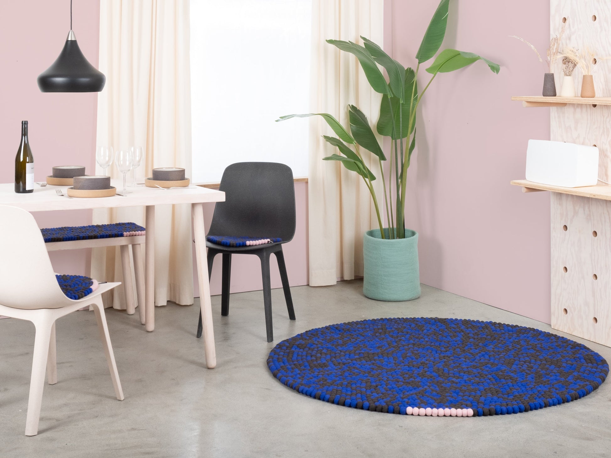 myfelt Ink Filzkugelteppich Blau aus Schurwolle – Bild 5