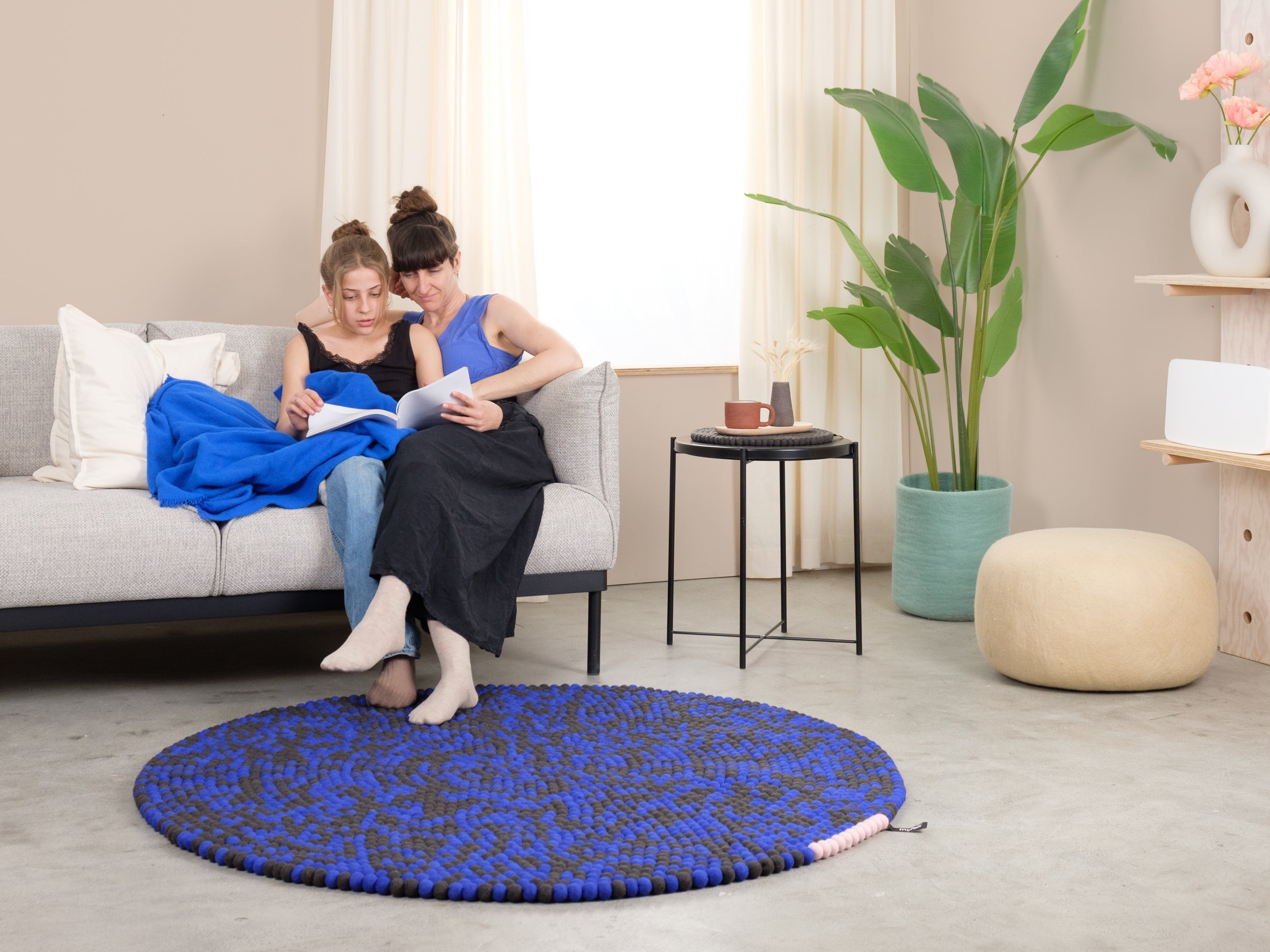 myfelt Ink Filzkugelteppich Blau aus Schurwolle – Bild 6
