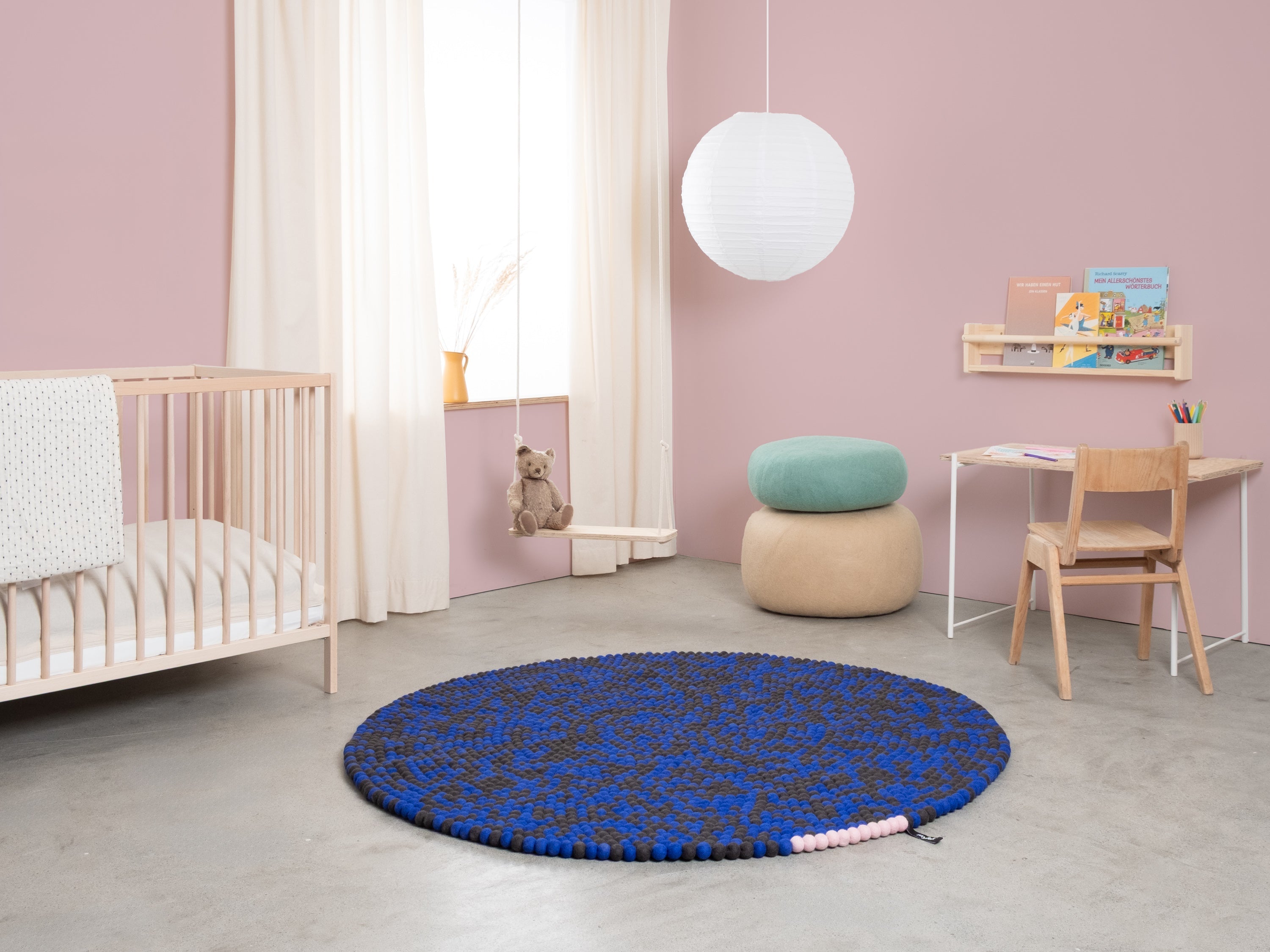 myfelt Ink Filzkugelteppich Blau aus Schurwolle – Bild 2