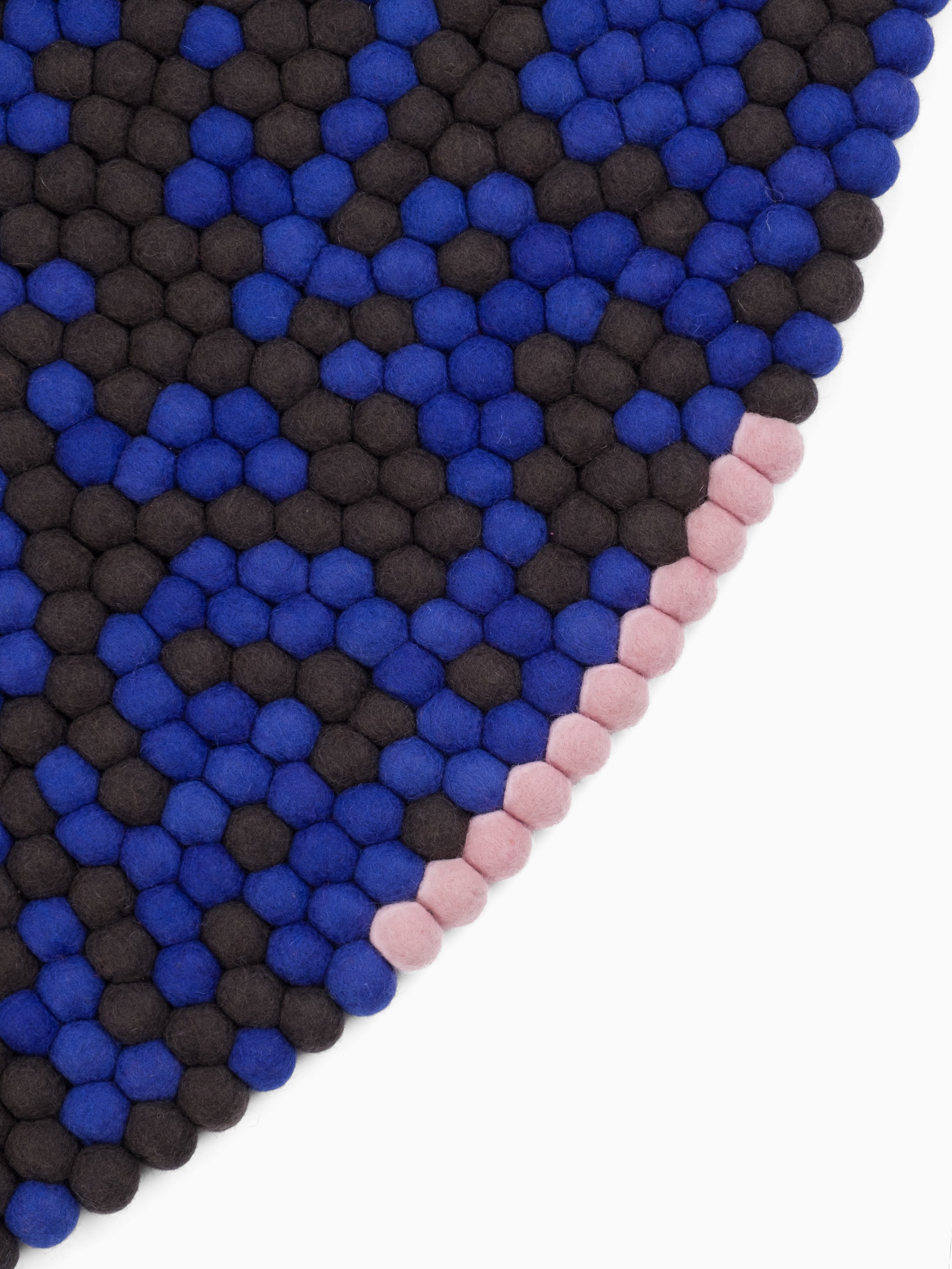 myfelt Ink Filzkugelteppich Blau aus Schurwolle – Bild 7