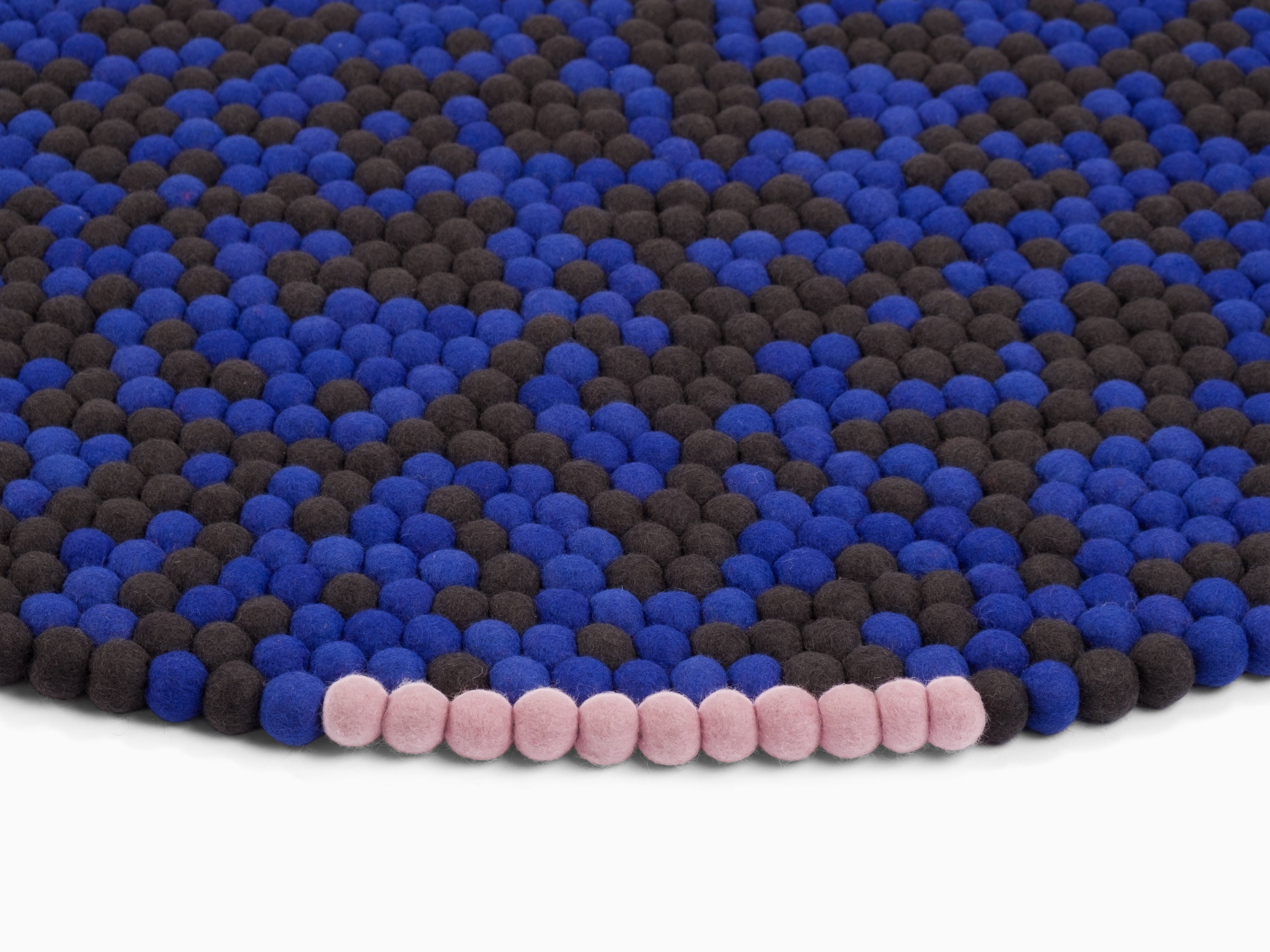 myfelt Ink Filzkugelteppich Blau aus Schurwolle – Bild 8