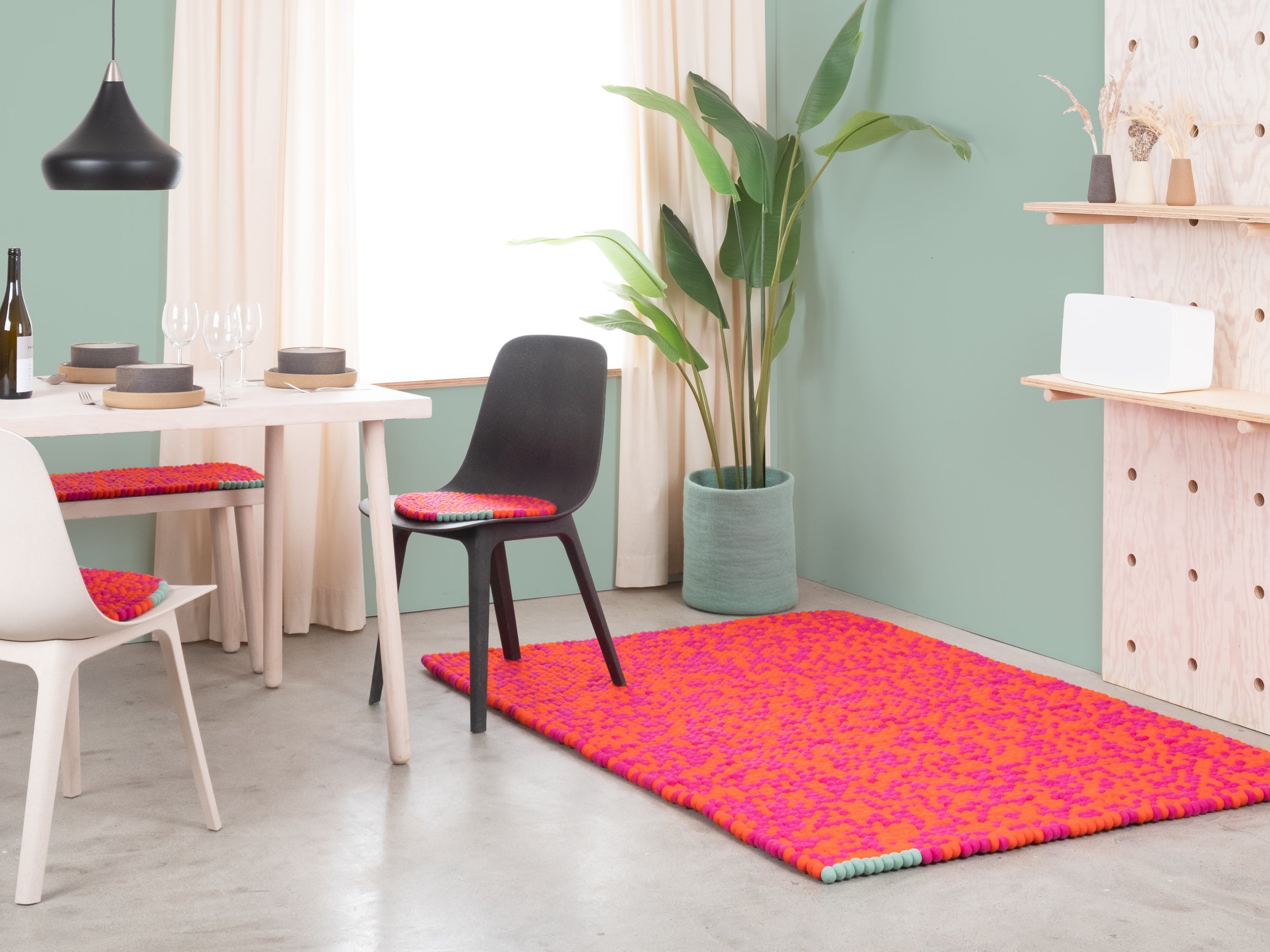 myfelt Lava Filzkugelteppich Beige, Orange aus Schurwolle – Bild 4